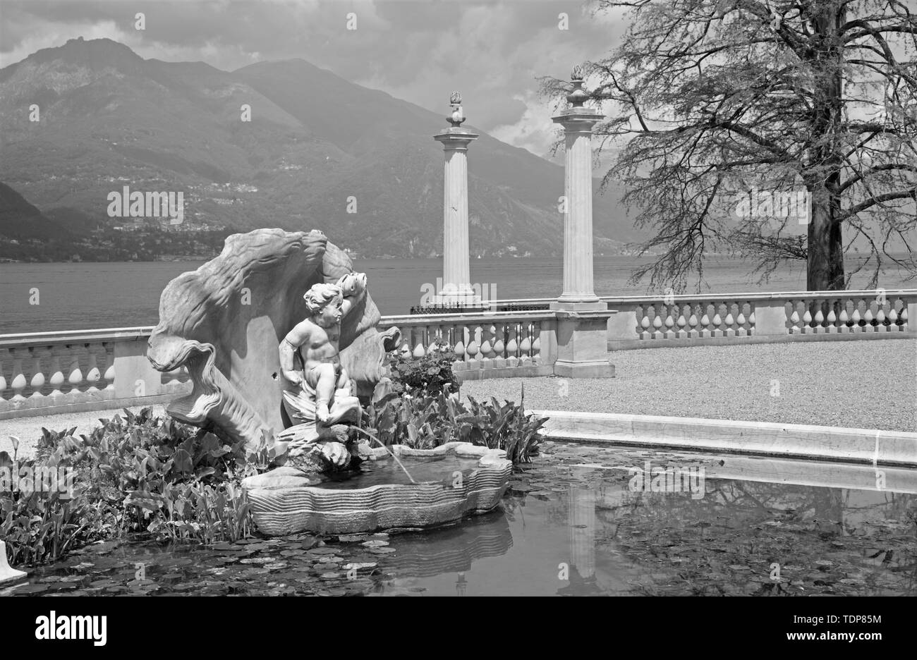 BELAGGIO, ITALIE - 10 MAI 2015 : La Villa Melzi sur le front de lac de Côme et la petite fontaine dans les jardins. Banque D'Images