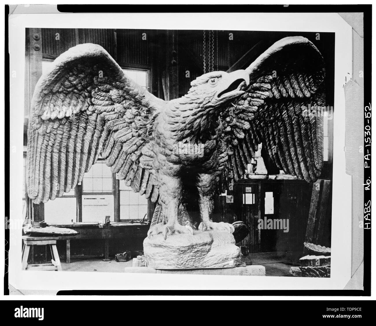 Photocopie de l'aigle en bronze qui plus tard a été monté sur la Tour. Photographie prise à Tacony Iron and Metal Co. travaille, ch. 1892. Apc - Les nouveaux bâtiments publics, la place de Penn, large et Market Streets, Philadelphie, comté de Philadelphie, PA Banque D'Images Photocopie de l'aigle en bronze qui plus tard a été monté sur la Tour. Photographie prise à Tacony Iron and Metal Co. travaille, ch. 1892. Apc - Les nouveaux bâtiments publics, la place de Penn, large et Market Streets, Philadelphie, comté de Philadelphie, PA Banque D'Images