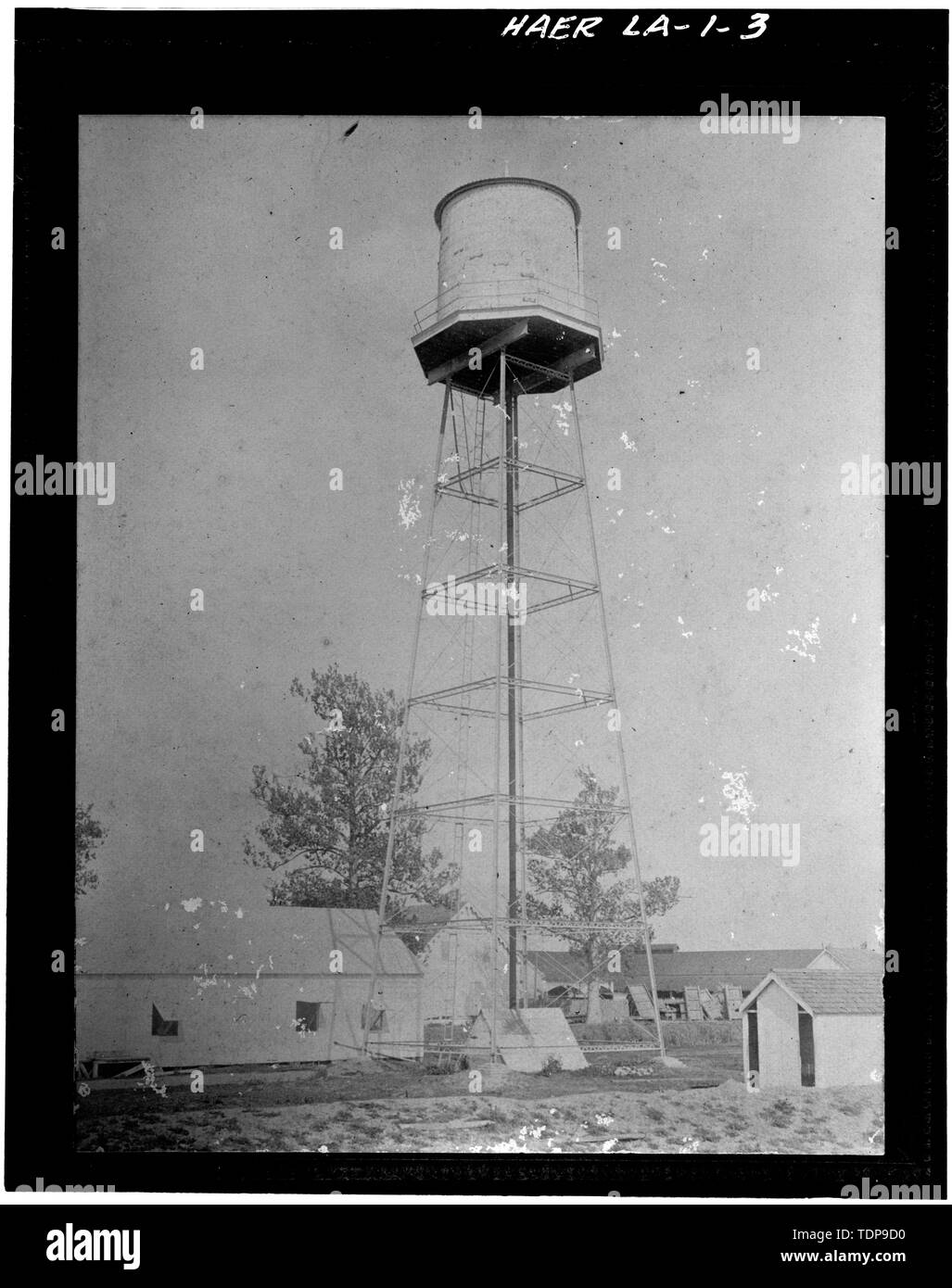 Photocopie de c. 1906 photographie à la tour de l'eau E au hangar de broyage du maïs montrant à gauche et grange mule à l'arrière. - Laurel Valley plantation de sucre, la State Route 308, Thibodaux, Lafourche parois, LA ; Barker, Frank ; Boudreaux, Etienne, de l'alésage, Etienne ; Knobloch, argile ; Lepine, J Wilson ; Lepine, Wilson ; Tucker, Joseph ; Tucker, George Washington ; Tucker, Joseph Pennington ; Tucker, Caleb, Tucker, William P ; Wormald, Burch A ; Lowe, Jet ; Leslie, Paul Banque D'Images