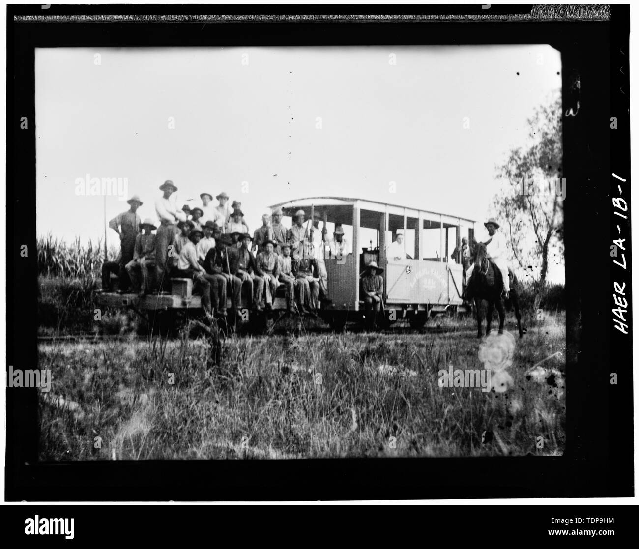 Photocopie de ca. 1910 Photographie d'un mannequin circonscription travailleurs télévision voiture pour les champs. - Laurel Valley plantation de sucre, chemin de fer, 2 miles au sud de Thibodaux sur la State Route 308, Thibodaux, Lafourche parois, LA ; Barker-Lepine ; H. K. Porter Company ; Barker, Frank ; Lepine, Wilson J ; Lepine, J Wilson ; Poefarre, madame ; Tucker, Joseph ; Wormald, Burch ; Rumm, John C Banque D'Images