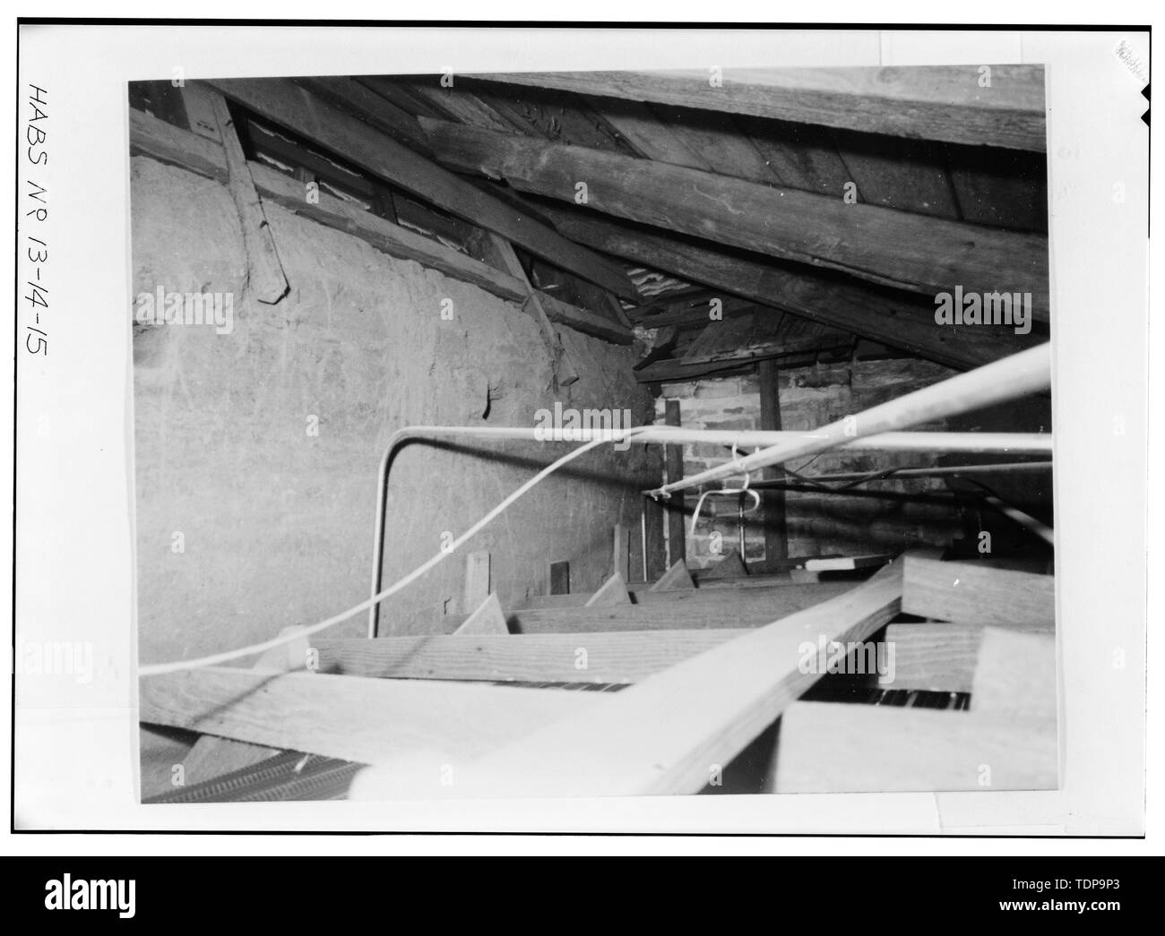 Photocopie de photographie couleur (photographe inconnu, 1974) GRENIER, SACRISTIE À SUD-OUEST. Remarque BATTU Wall (mur nord du choeur) à gauche ; LES TROUS ONT ÉTÉ LAISSÉS PAR LES RENFORTS EN BOIS UTILISÉ POUR MAINTENIR DES FORMES DE MUR DURANT LA CONSTRUCTION - Église de la Sainte Croix, la State Route 261, Stateburg, Sumter County, SC ; Jones, Edward C ; Lee, Francis D ; Anderson, William Wallace, Cary, Brian, émetteur Banque D'Images