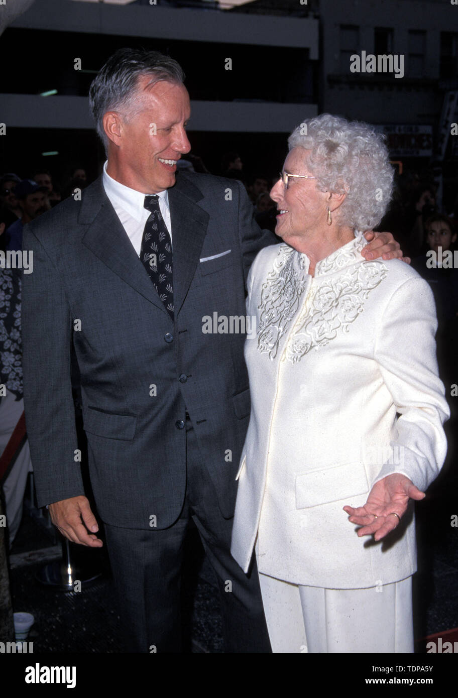 Oct 15, 1998 ; Hollywood, CA, USA ; l'acteur James Woods avec sa mère reçoit une étoile sur le Hollywood Walk of Fame. . (Crédit Image : Chris Delmas/Zuma sur le fil) Banque D'Images