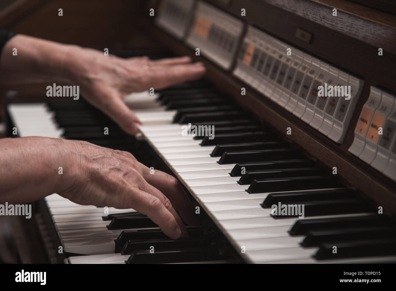 Vue rapprochée d'un organiste jouant un organe Banque D'Images