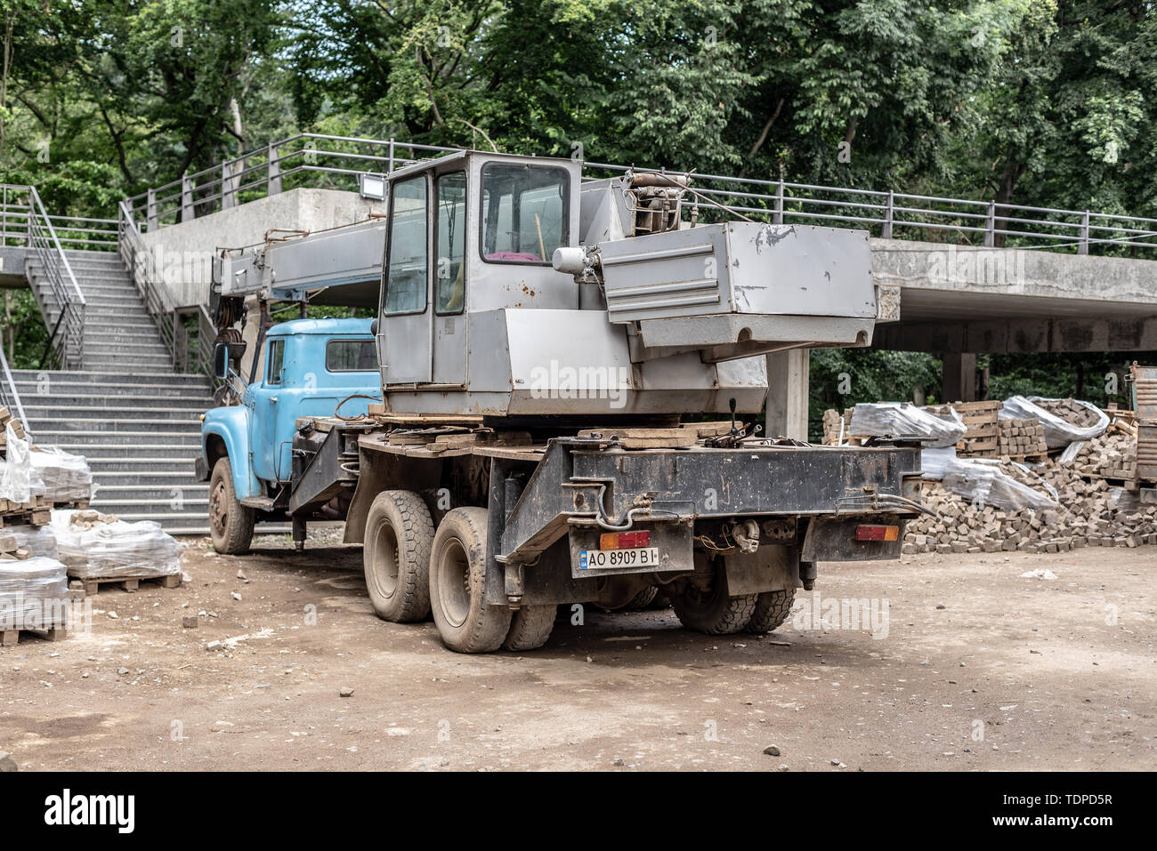 Ancien équipement de construction sur la construction du bâtiment. Banque D'Images