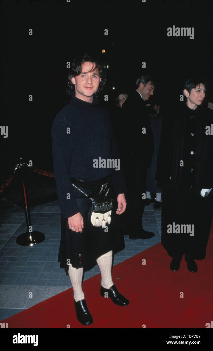 Feb 10, 1999 ; Los Angeles, CA, USA ; acteur BRIAN McCARDIE assiste à la '200 Cigarettes' première du film portant un costume traditionnel écossais.. (Crédit Image : Chris Delmas/Zuma sur le fil) Banque D'Images