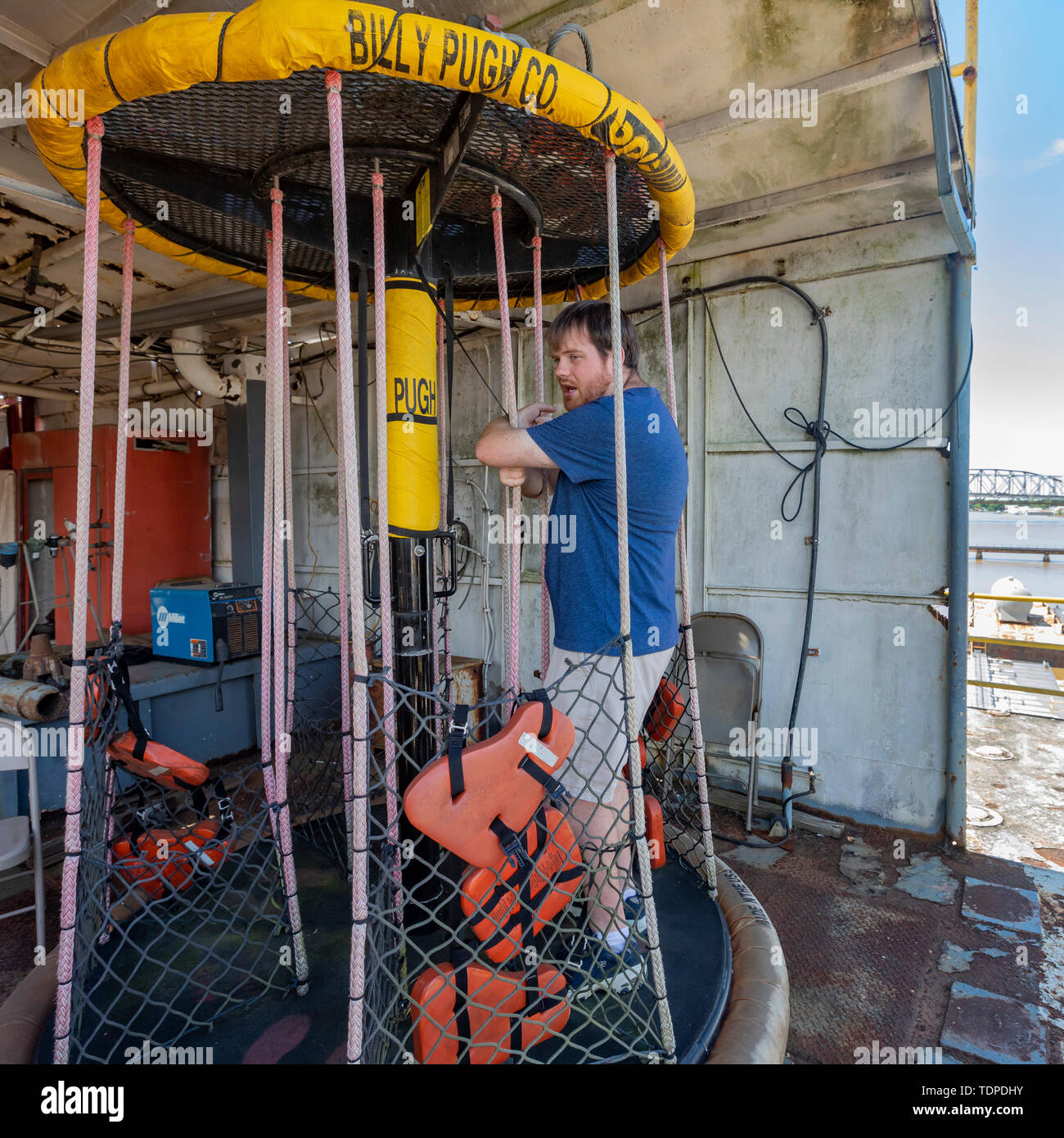Morgan City, en Louisiane - un panier personnel, utilisé avec une grue pour les membres de l'équipage de transport entre une plate-forme de forage en mer et d'un navire. C'est sur le r Banque D'Images