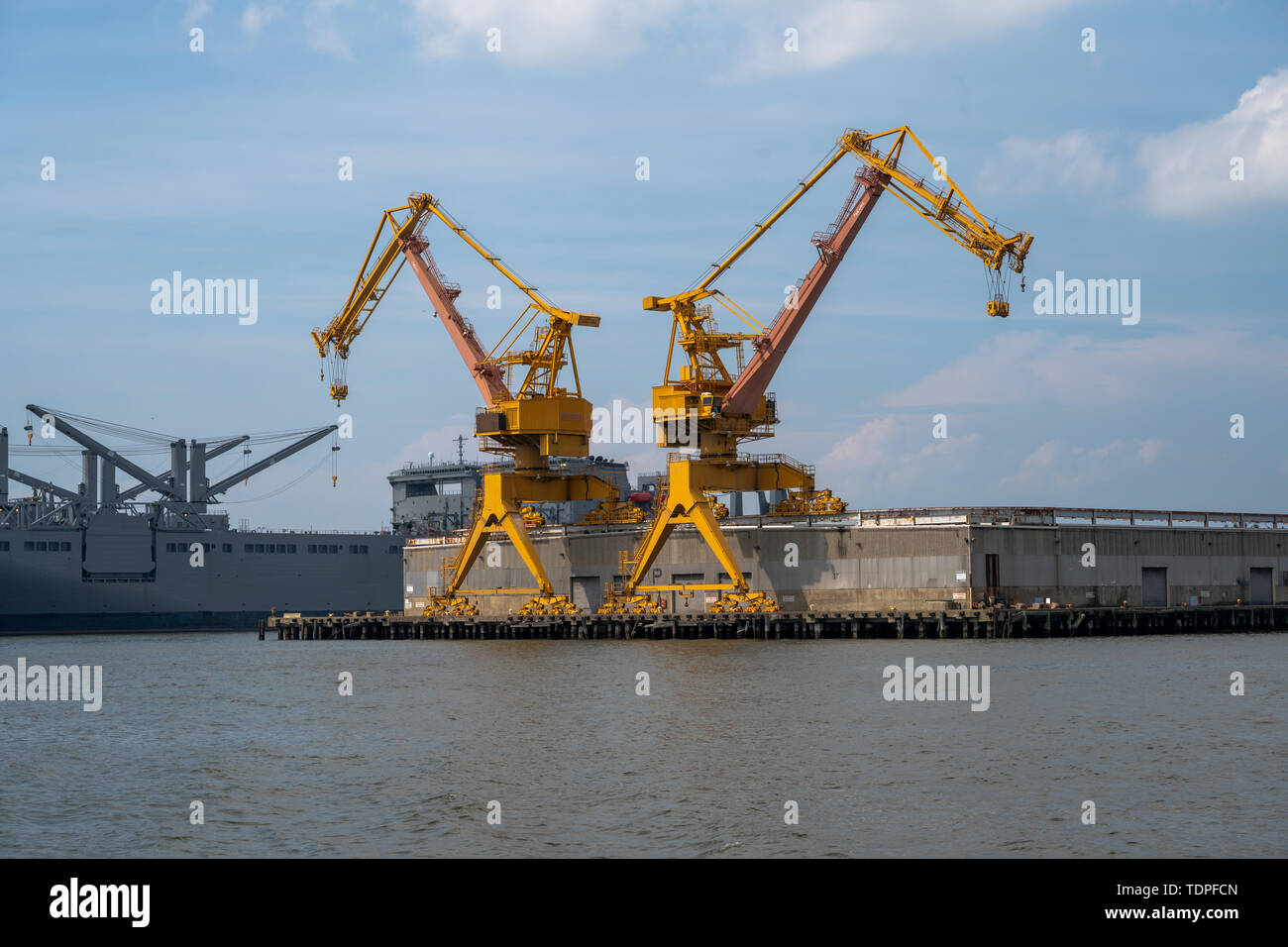 Norfolk, VA, USA -- le 6 juin 2019. Photo d'une paire de grues de chantier naval jaune situé contre le ciel bleu à Port Washington, dans le Norfolk. Banque D'Images