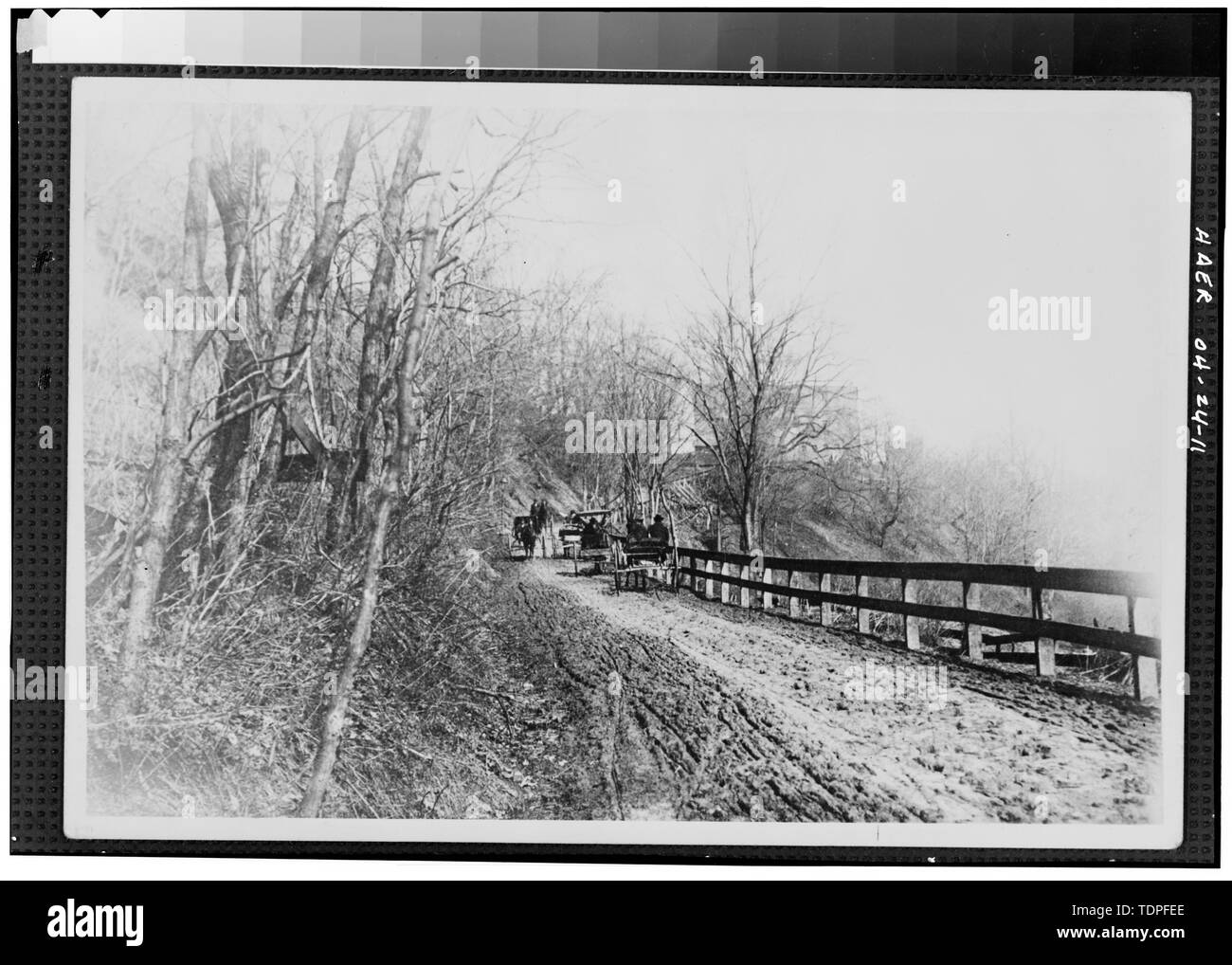 (À partir de la collection de Mme L. J. Fargo, Lexington, Ohio) montrant les véhicules tirés par des chevaux SUR LA PISTE SUR LA COLLINE DE COTEAUX FULLERS, 1890. - Quarante-sixième rue, pont enjambant la rivière Ashtabula Ashtabula Ashtabula Comté,,, OH Banque D'Images
