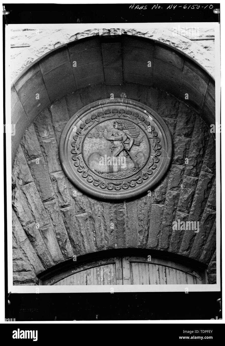 (À partir de la collection de Niagara Mohawk) Photographe inconnu ca. 1900 Plaque décorative de MOHAWK EN CANOT SUR LA RIVIÈRE NIAGARA (éventuellement LOGO ?) - Edward D. Adams Gare Centrale, rivière Niagara et Buffalo Avenue, Niagara Falls, Niagara County, NY Banque D'Images