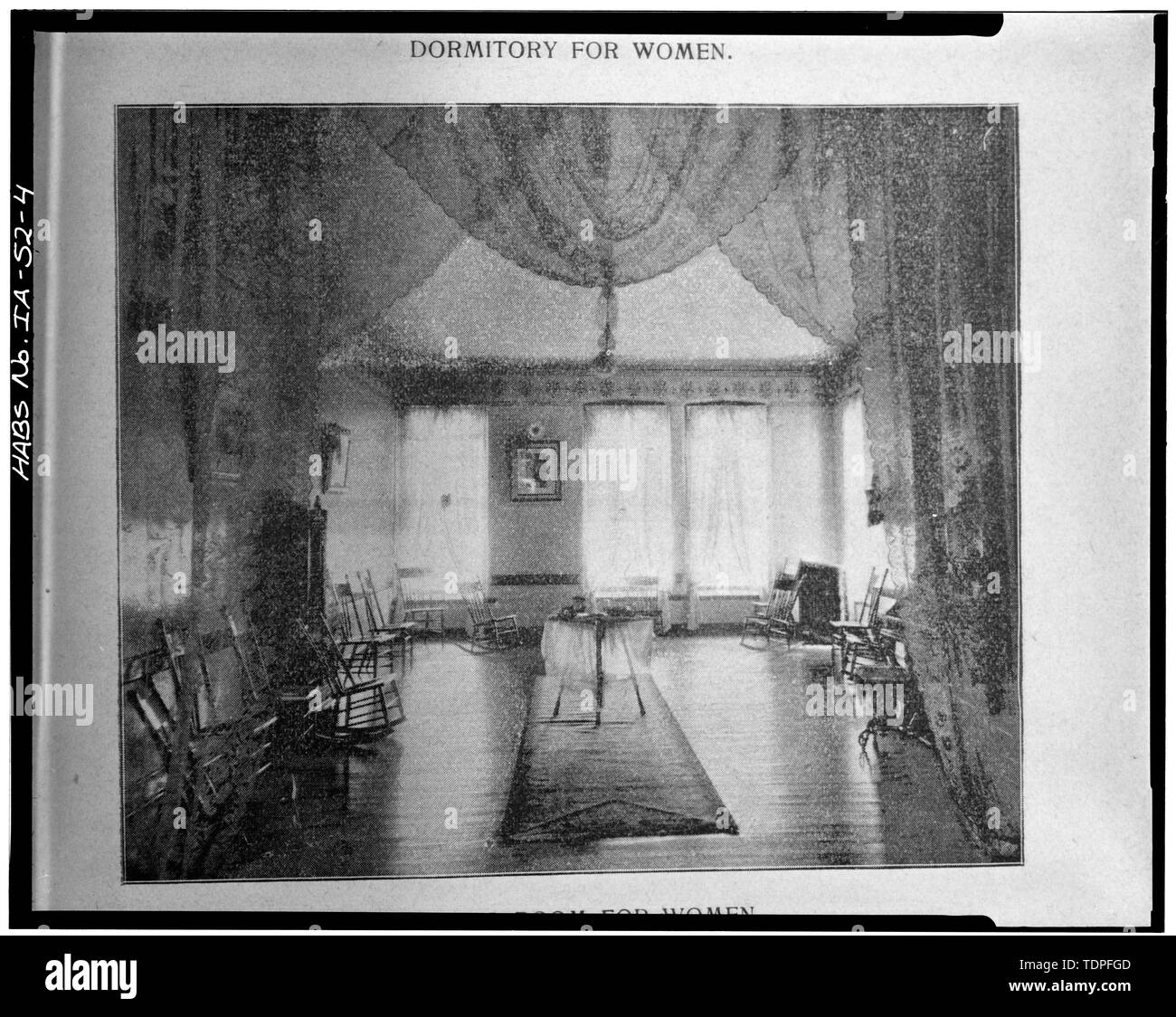 (À partir de l'Assemblée générale de l'Iowa- Documents législatifs, 1896, volume 2. Iowa Hospital for the Insane à Clarinda, rapport biennal, 1895. face à la page 16. ca. 1895, SALON DE L'INTÉRIEUR POUR LES FEMMES - Iowa Hospital for the Insane, bâtiment principal, Rue Principale aux environs, Clarinda, Page Comté, IA Banque D'Images
