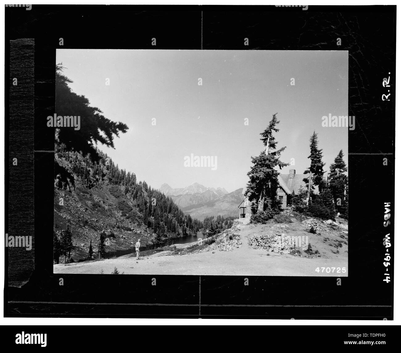 (Original 4-3-4 x 3-3-4 pouces imprimer situé dans le fichiers des loisirs, Mt. Baker-Snoqualmie N. F.). Photographe inconnu, ca. 1941 AUSTIN PASS SKI HUT (AVEC BAGLEY LAC CI-DESSOUS) DU HEATHER MEADOWS Recreation Area. Vaste MONTAGNE CONIQUE DANS LE CENTRE HISTORIQUE EST LE MONT LARRABEE ; SOCIÉTÉ CANADIENNE DE LA MONTAGNE EST DE CRÊTE À GAUCHE. DISTRICT DE GLACIER. - Austin Note de relais chauffé, l'autoroute 542 Washington, Glacier, comté de Whatcom, WA ; Civilian Conservation Corps, USDA Forest Service, Maul, David, émetteur Banque D'Images