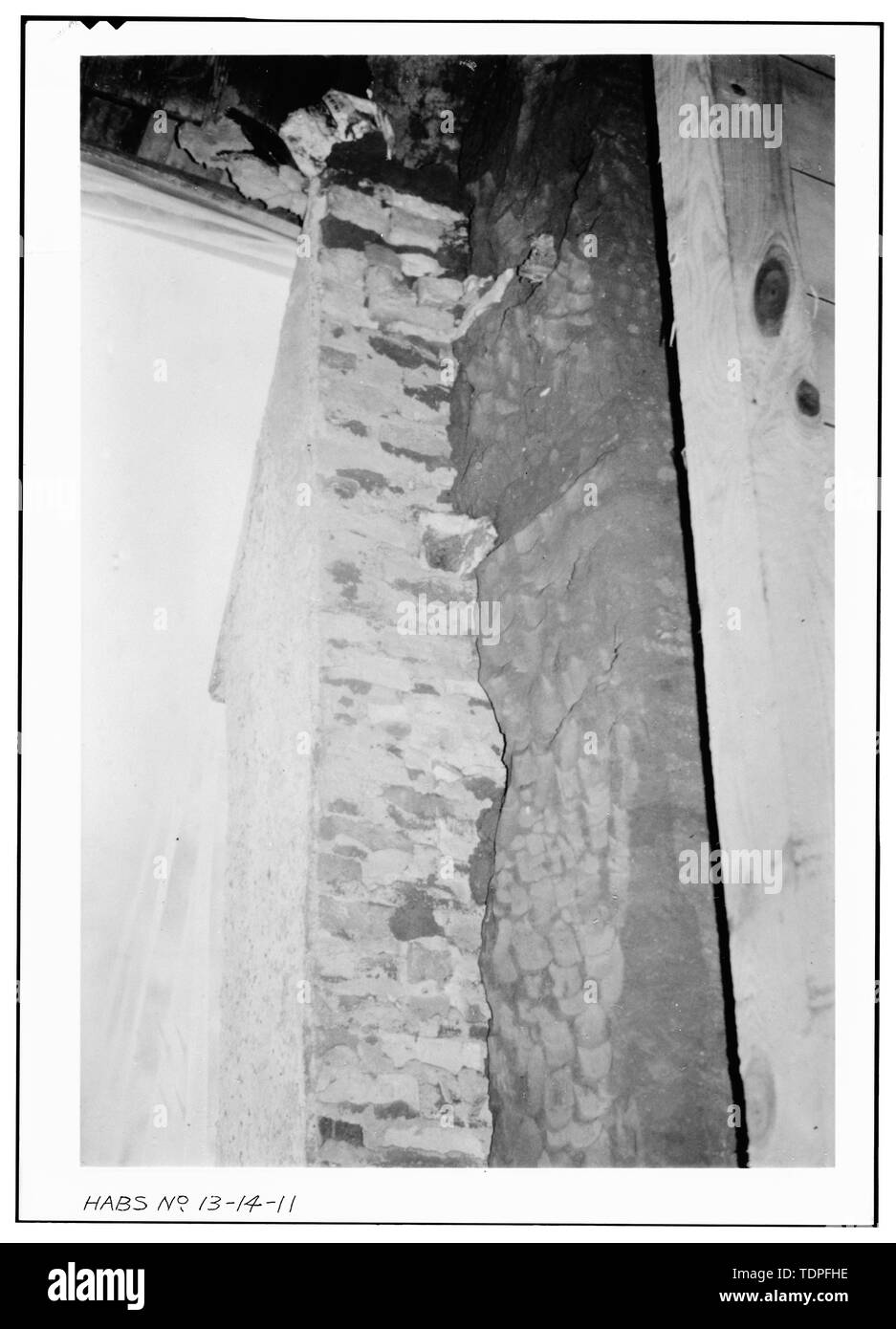 (Diapositive couleur originale faite en 1974 par Henry D. Boykin, II, A.I.A., de Camden, Caroline du Sud, et a gardé en sa possession) vue oblique, SECTION DE MUR SUD DE LA NEF MONTRANT LA CONSTRUCTION INTERNE DE BRIQUE ORIGINAL de fortifier et mur pisé de terre. - Église de la Sainte Croix, la State Route 261, Stateburg, Sumter County, SC ; Jones, Edward C ; Lee, Francis D ; Anderson, William Wallace, Cary, Brian, émetteur Banque D'Images