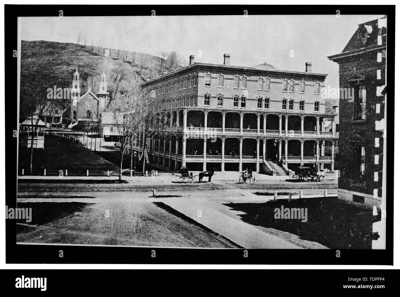 (Original dans le la possession de Roland Champoux, Montpelier, Vermont) Photographe inconnu, ca. 1876-1880 Note négative- mesure 8' x 5' 1-4, mais est imprimé sur 8' x 10' VUE GÉNÉRALE DU PAPIER (AVANT) DU SUD ET façade ouest (gauche) avant l'AJOUT DE TOIT MANSARDE - Pavilion Hotel, State Street, Montpelier, comté de Washington, VT, cordes, George, de Lafayette, le Marquis ; Burns, John A, gérant de projet, Robert Burley Associates, photographe ; Burley, Robert, délinéateur ; Myers, Denys Peter, historien ; Borchers, Perry E, photographe ; Lawrence, Jeanne C, historien ; Alderson, Caroline R, historien Banque D'Images