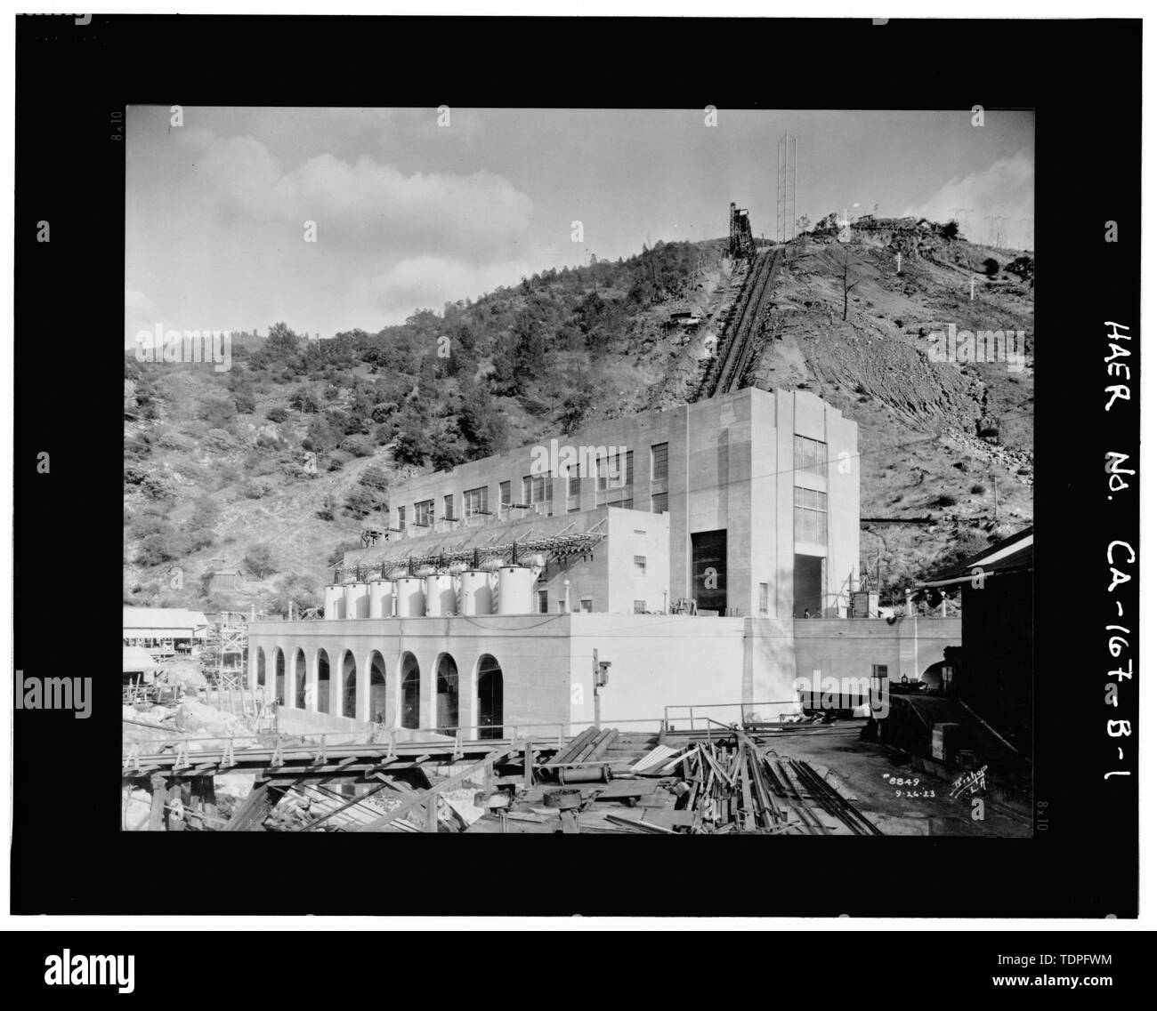 (Photographie originale dans Southern California Edison photos archives). G. Haven évêque, photographe, le 26 septembre 1923. BIG CREEK NO 3 PRÈS DE L'ACHÈVEMENT DES TRAVAUX DE CONSTRUCTION DE LA CENTRALE. Trois conduites forcées d'origine et de trois bornes-fontaines d'origine VISIBLE DERRIÈRE ET AU-DESSUS DE CENTRALE. Vue vers le nord-est. - Système Hydroélectrique de Big Creek, 3 bornes-fontaines, conduite forcée de la centrale le ruisseau Big, Big Creek, comté de Fresno, CA Banque D'Images