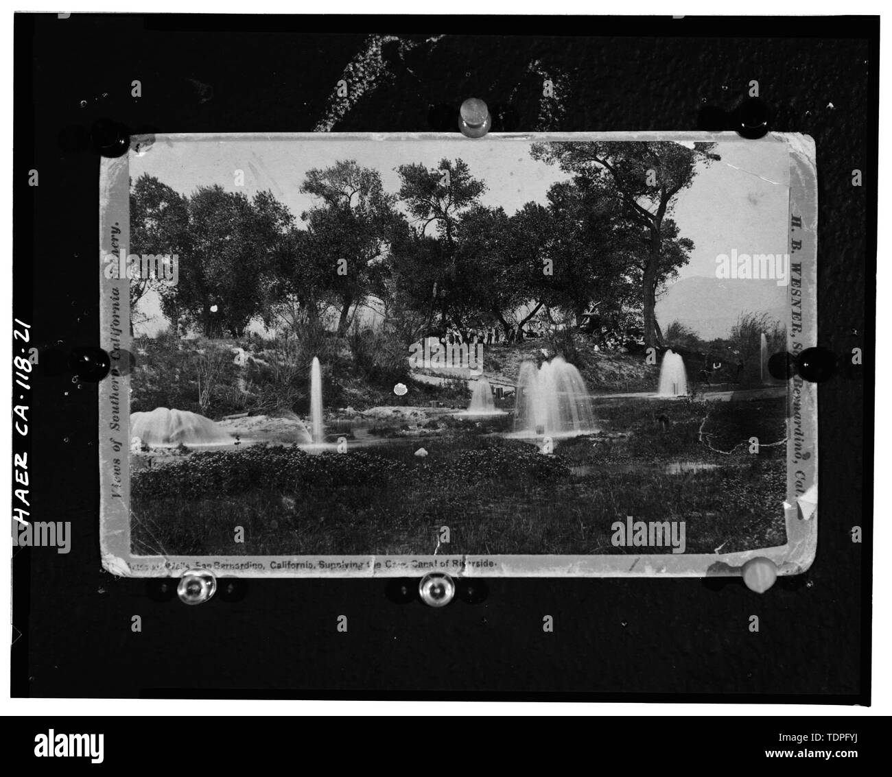 (Tirage original au Bureau de l'entreprise Canal Gage), H. B. Wesner, photographe, date inconnue. "Vues DE PAYSAGES DU SUD DE LA CALIFORNIE. Puits artésien, SAN BERNARDINO, Californie. La fourniture de l'INDICATEUR DE CANAL RIVERSIDE.' - Projet d'enregistrement du patrimoine d'agrumes de Californie, Riverside, Riverside County, CA Banque D'Images