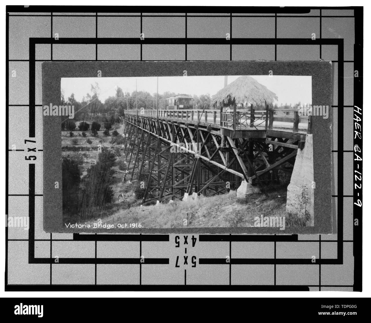 (Tirage original à la Riverside bibliothèque, collection d'histoire locale), photographe inconnu, octobre 1916. Ancien "PONT VICTORIA' (HOWE TRUSS PONT SOUTENU PAR TRESTLE) À AU SUD-OUEST, montrant au toit de chaume et de tramways, piétons - PLATE-FORME EN PORTE-À-FAUX Pont Victoria, enjambant Tequesquite Arroyo, Riverside, Riverside County, CA Banque D'Images
