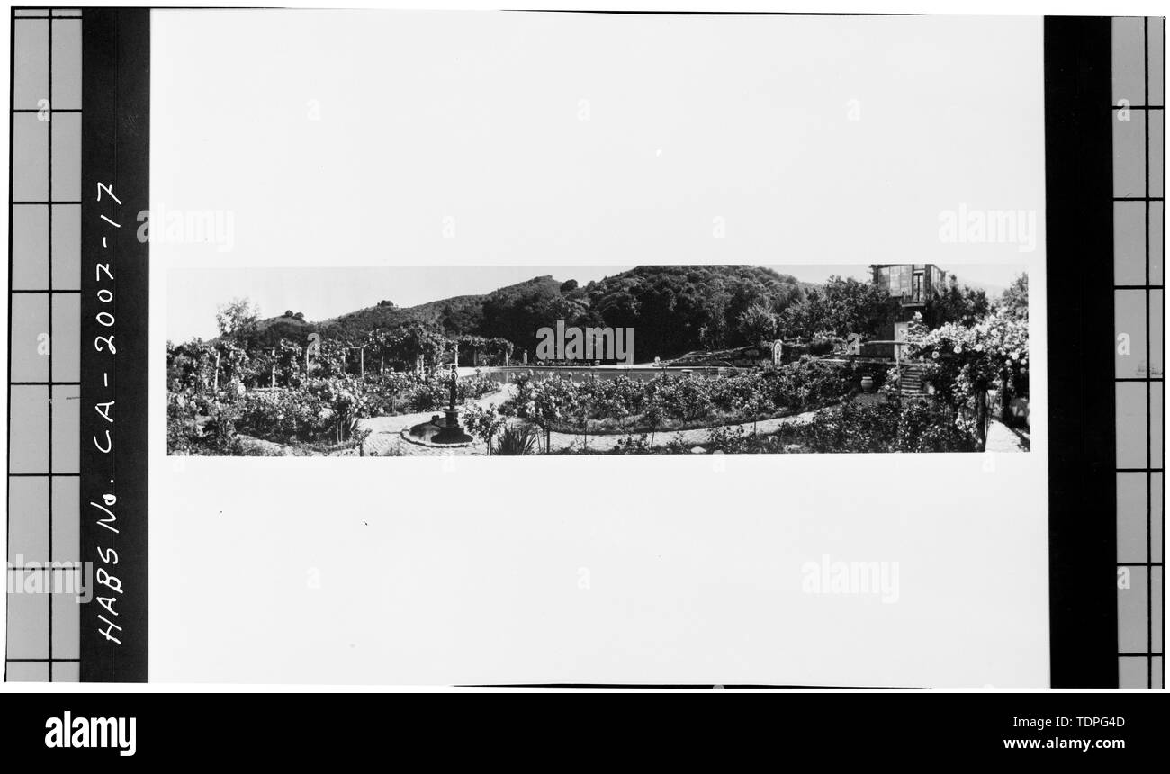(Original en possession du comte et de la Donna Harris Prospect Road, 22802, Cupertino, CA) Vers 1955, photographe inconnu de Vue Piscine, jardins, ET EAST FRONT D'ADOBE STUDIO - Woodhills, Prospect Road, Cupertino, comté de Santa Clara, CA Banque D'Images