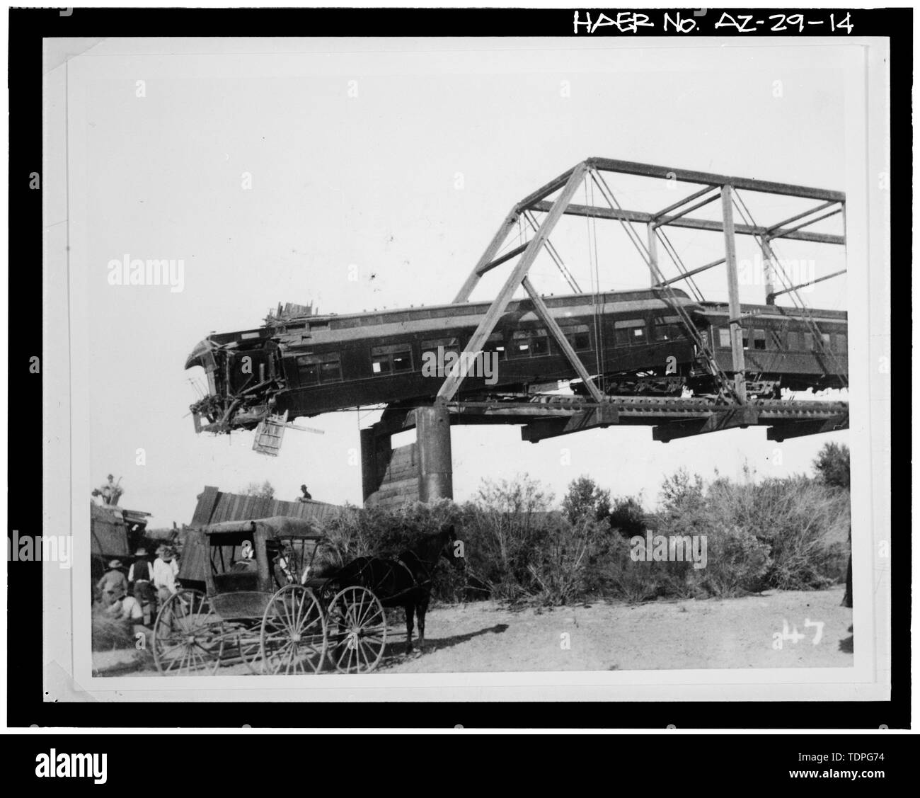(Tirage original situé à la bibliothèque des Archives de l'université, Hayden, Arizona State University, Tempe (Arizona). Photographe inconnu, 1902 vue montrant l'accident de train sur PHOENIX MARICOPA ET RAILROAD CAUSÉ PAR L'ÉCHEC DU PONT RÉSULTANT DE DOMMAGES CAUSÉS PAR DES INONDATIONS - Ash Avenue Bridge, enjambant la rivière salée au pied de l'Avenue de cendres, Tempe, comté de Maricopa, AZ Banque D'Images