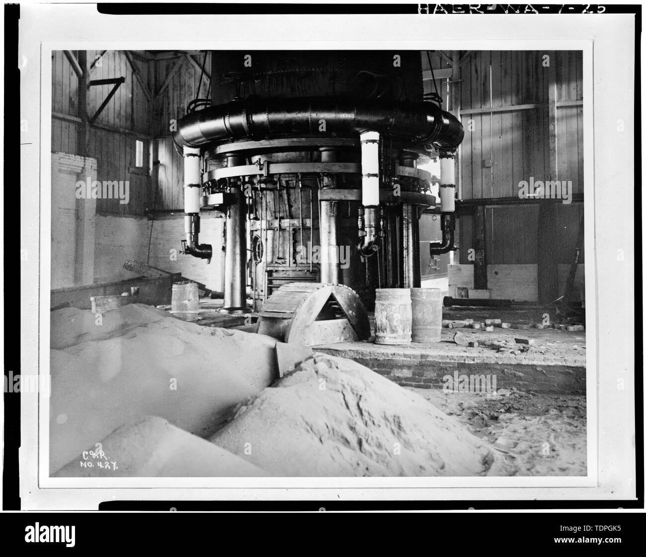 . L'USINE DE FER, HAUT FOURNEAU EN RÉNOVATION, 1901. (À partir de la collection, Asahel Curtis Societty Historique de l'État de Washington, Tacoma, WA) - Usine sidérurgique Irondale, Port Townsend, Comté de Jefferson, WA ; Puget Sound Iron and Steel Company ; Pacific Steel Company ; Seattle Iron and Steel Company ; Jones, James ; Canby, E L ; Blanchard, H L ; Hadlock, Samuel ; Miller, B S ; Swaney, Homer H ; Cremer, J H ; Moore, James A ; Irondale Furnace Company ; Price, William ; Stromberg, Oscar ; Maeder, Carl E ; Wilson, N V, F ; Bevan, Harry ; Britton, Diane, historien ; Britton, J D, historien ; Kukas, Roger, photographe Banque D'Images