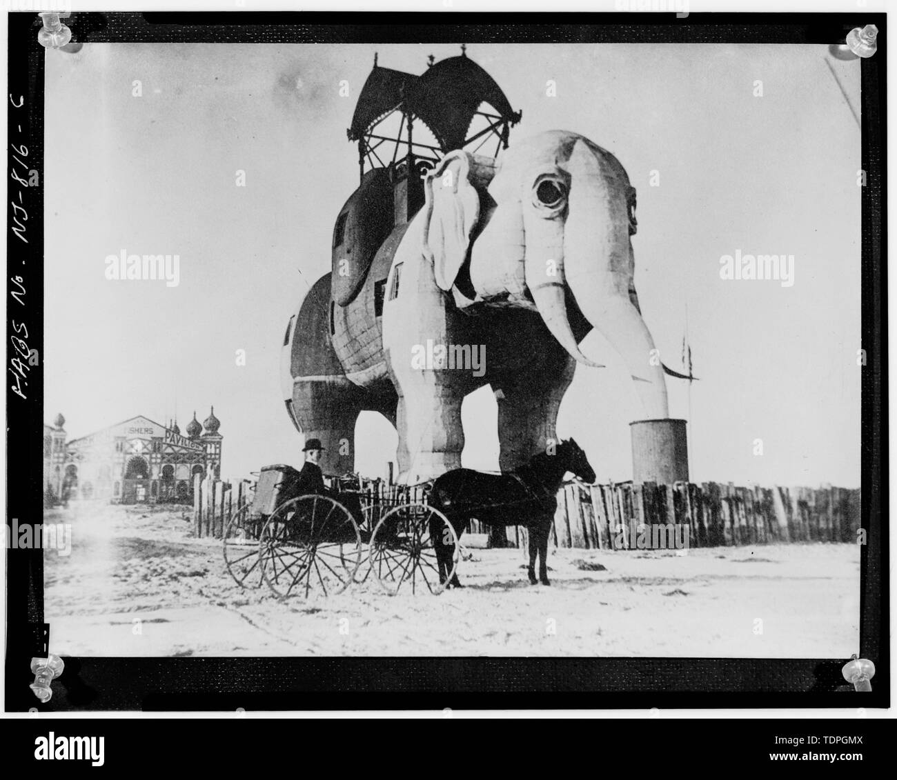 Photographe inconnu ca. 1895 VUE DEPUIS LE SUD-EST (REMARQUE L'ORIGINAL HOWDAH) - L'Éléphant de Margate, Atlantic Avenue et Decatur Street, Margate City, comté de l'Atlantique, NJ Banque D'Images
