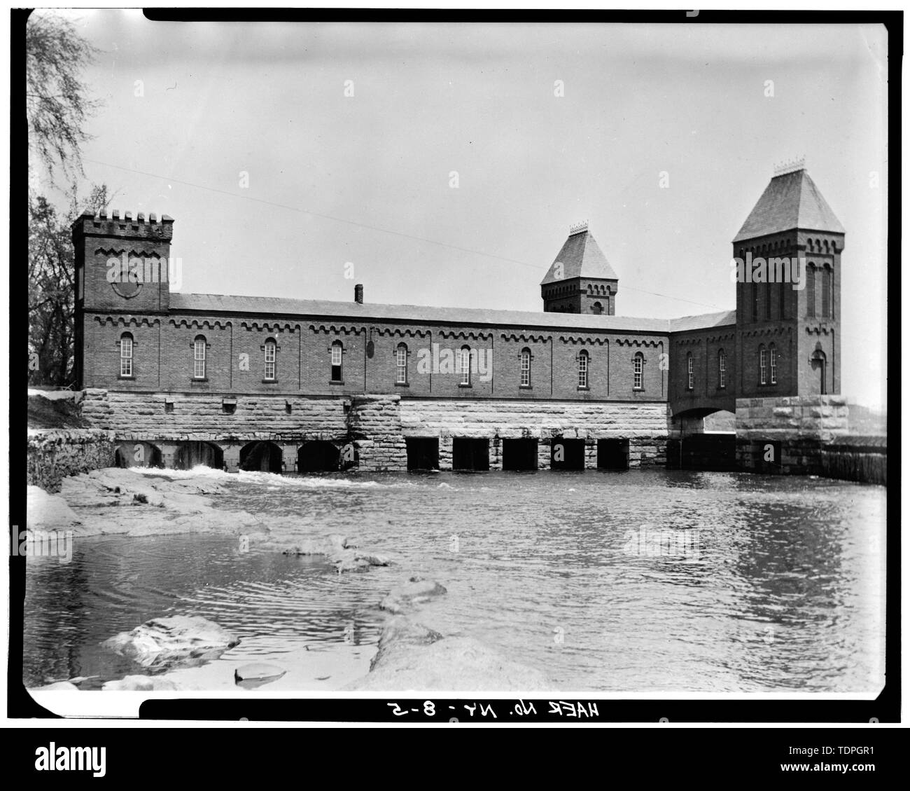 . Vue depuis le sud-ouest, montrant le toit d'origine. (Photographe inconnu, pré-1922) - Société Cohoes, Gate House no 1, sur la rivière Mohawk, l'extrémité nord du Canal, rive est contiguë à Cohoes, comté d'Albany, NY Banque D'Images