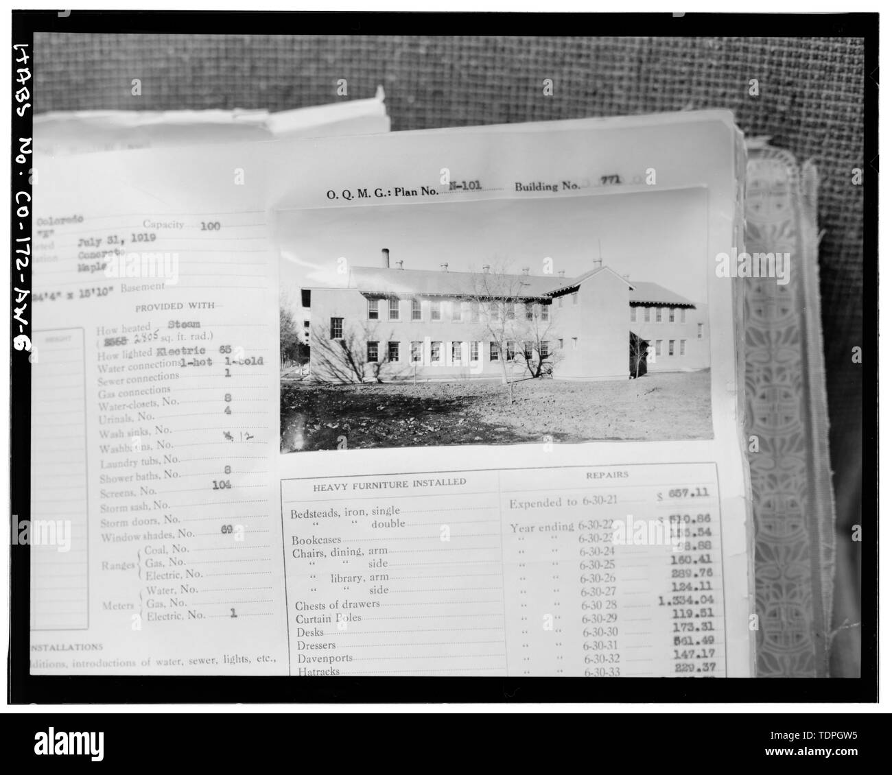 De Fitzsimons Army Medical Centre immeuble livre (couverture de tissu vert), montrant des capacités 225's à l'ouest et une au nord et d'autre. Cette photographie est inclus parce qu'il montre comment le côté ouest du bâtiment 221 consulté avant le couloir entre les bâtiments 220 et 221 a été ajouté et parce que la construction 225 a été construit pour le même plan que le bâtiment 221. - Hôpital Général Fitzsimons, Corps de l'hôpital, à l'Est de la caserne, Rue Harlow est du bâtiment n° 220, Aurora, comté d'Adams, CO Banque D'Images De Fitzsimons Army Medical Centre immeuble livre (couverture de tissu vert), montrant des capacités 225's à l'ouest et une au nord et d'autre. Cette photographie est inclus parce qu'il montre comment le côté ouest du bâtiment 221 consulté avant le couloir entre les bâtiments 220 et 221 a été ajouté et parce que la construction 225 a été construit pour le même plan que le bâtiment 221. - Hôpital Général Fitzsimons, Corps de l'hôpital, à l'Est de la caserne, Rue Harlow est du bâtiment n° 220, Aurora, comté d'Adams, CO Banque D'Images
