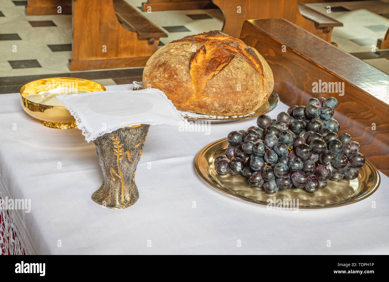 Le pain et le vin - Messe catholique - les symboles de l'eucharistie. Banque D'Images