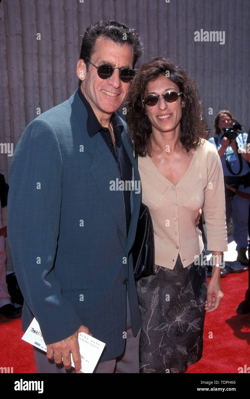 16 mai, 1999 ; Los Angeles, CA, USA ; l'acteur Paul Michael Glaser & femme TRACY @ la guerre des étoiles, la charité Premiere.. (Crédit Image : Chris Delmas/Zuma sur le fil) Banque D'Images