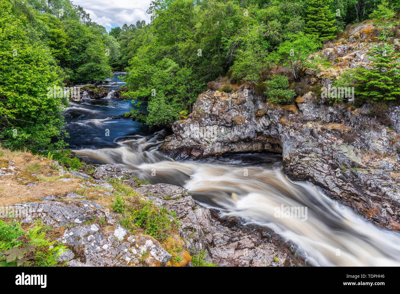 Les chutes de Shin est une cascade sur la rivière Shin dans le Nord de l'Ecosse, célèbre pour les saumons sautant en amont ; Lairg, Sutherland, Scotland Banque D'Images