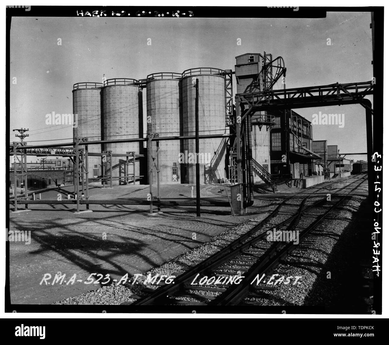 L'Armée américaine, ca. 1943 (tirage original situé à Rocky Mountain Arsenal, Commerce City, au Colorado). R.M.A. -523-A.T. Le trichlorure d'ARSENIC (MFG). À la N.EST ; - Rocky Mountain Arsenal, Silo de stockage à sec de trioxyde d'Arsenic, décembre, Septième Avenue et D Street, Commerce City, comté d'Adams, CO Banque D'Images