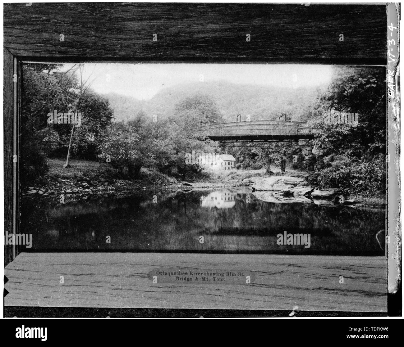 Photocopie de carte postale (Original en possession de Douglas Ross, Woodstock, VT) 1906. À la NORTHWEST - Elm Street Bridge, enjambant la rivière Ottauquechee, Woodstock, comté de Windsor, VT ; Pont National et de fer ; de l'entreprise et de Woodstock Royalton Turnpike Company ; Raymond, William ; Raymond, Barna ; Marsh, Charles P ; Parker, Charles H ; Parker, un W ; Blodgett, William A ; Curry, Cadwallader ; Clement, Dan, émetteur ; Christianson, Justine, émetteur Banque D'Images