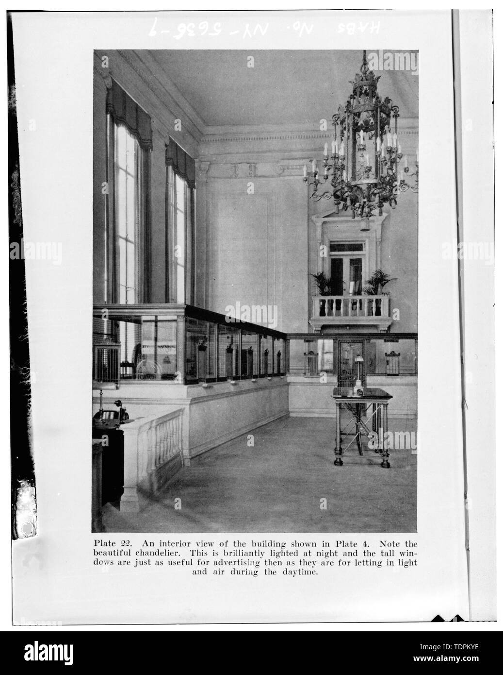 Photocopie de photographie (publié à partir de Hopkins, Alfred, les principes fondamentaux d'une bonne voyage, New York- Les banquiers Publishing Co., 1929, plate 22) Photographe inconnu de l'intérieur, à la nord, montrant les guichets d'origine WINDOWS ET SOMBRE - City National Bank, 49, rue Court, Binghamton, Broome County, NY Banque D'Images