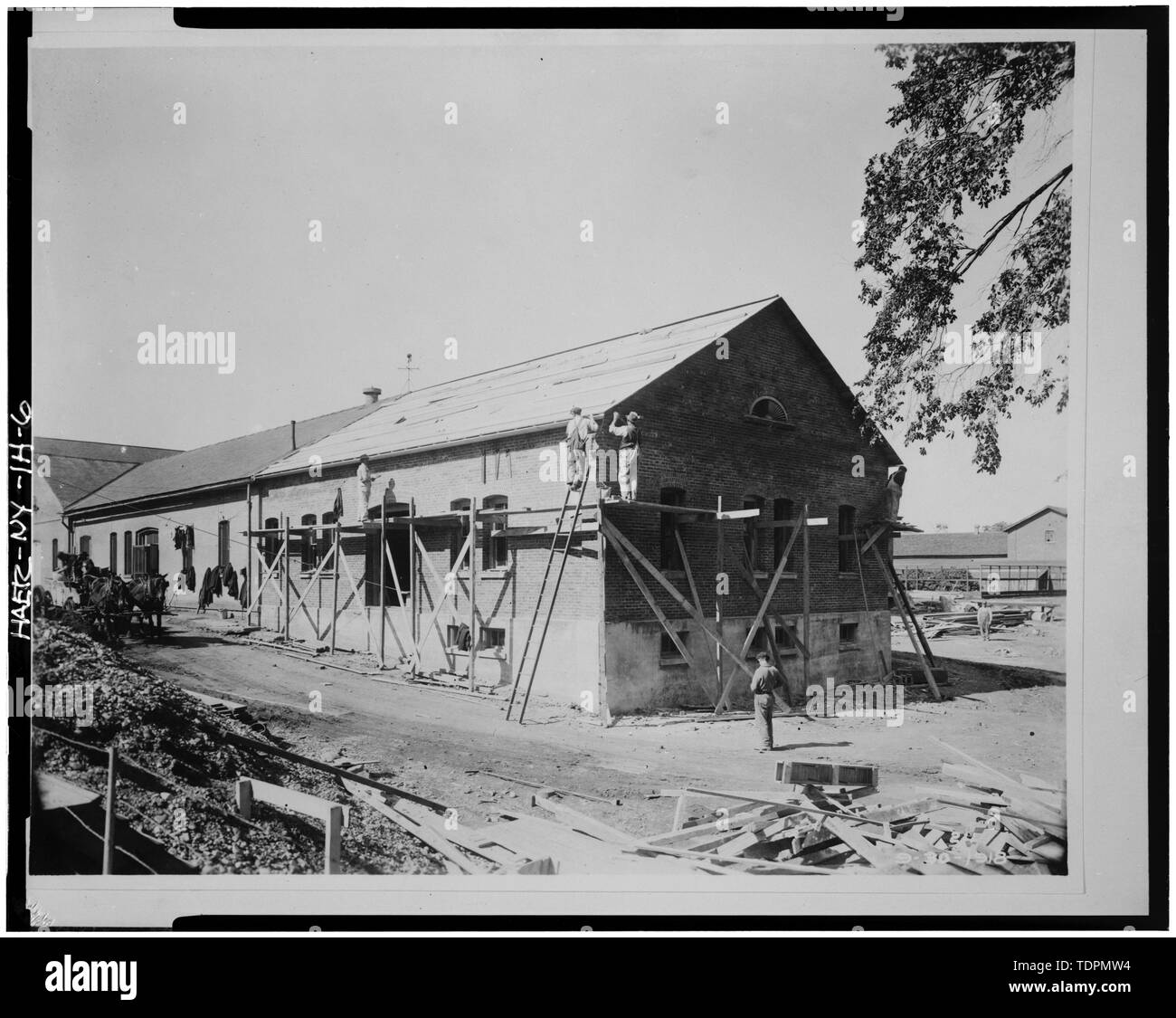 Photographie d'une photographie en possession de l'Arsenal Watervliet Museum, New York. 1918 PLUS DE L'extrémité sud du bâtiment en construction. En date du 30 septembre 1918. - Watervliet arsenal, bâtiment n° 22, Avenue Westervelt et rue Buffington, Watervliet, comté d'Albany, NY Banque D'Images