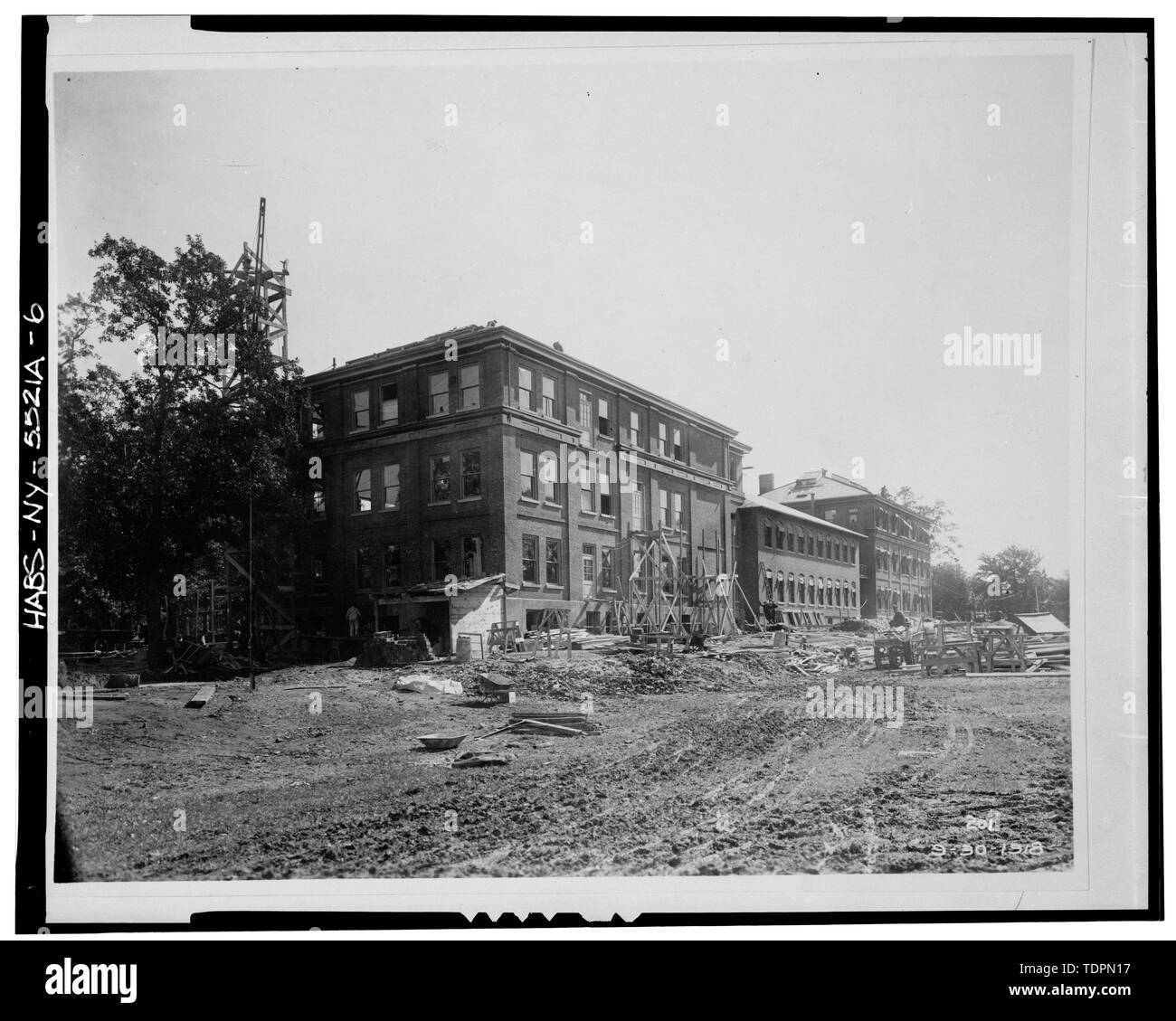 Photographie d'une photographie en possession de l'Arsenal Watervliet Museum, New York. Ouest (arrière) L'ÉLÉVATION DES UNITÉS 4, 3 et 2, montrant l'unité 4 EN CONSTRUCTION- EN DATE DU 30 SEPTEMBRE 1918. - Watervliet arsenal, bâtiment n° 10, rue de l'ouest de Buffington Dalliba Avenue, Watervliet, comté d'Albany, NY Banque D'Images