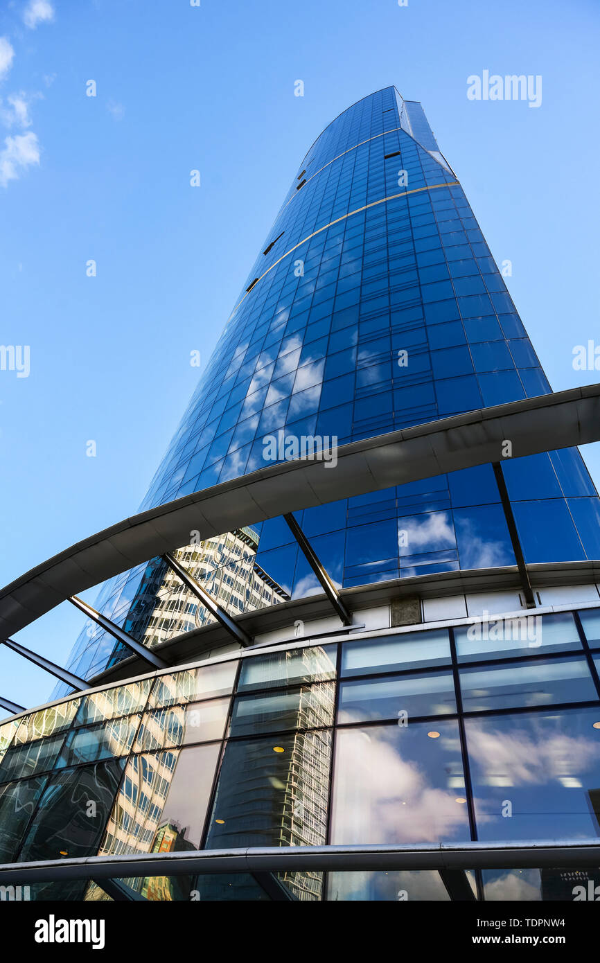 Skyscraper avec façade en verre qui reflète le ciel bleu et nuages ; Vancouver, Colombie-Britannique, Canada Banque D'Images