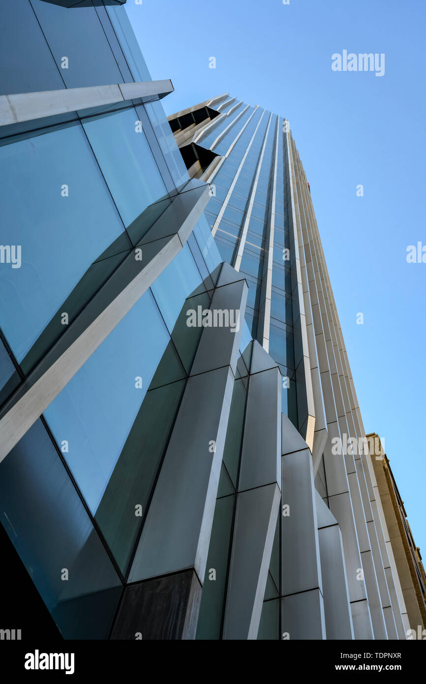 Skyscraper avec façade en verre qui reflète le ciel bleu ; Vancouver, Colombie-Britannique, Canada Banque D'Images