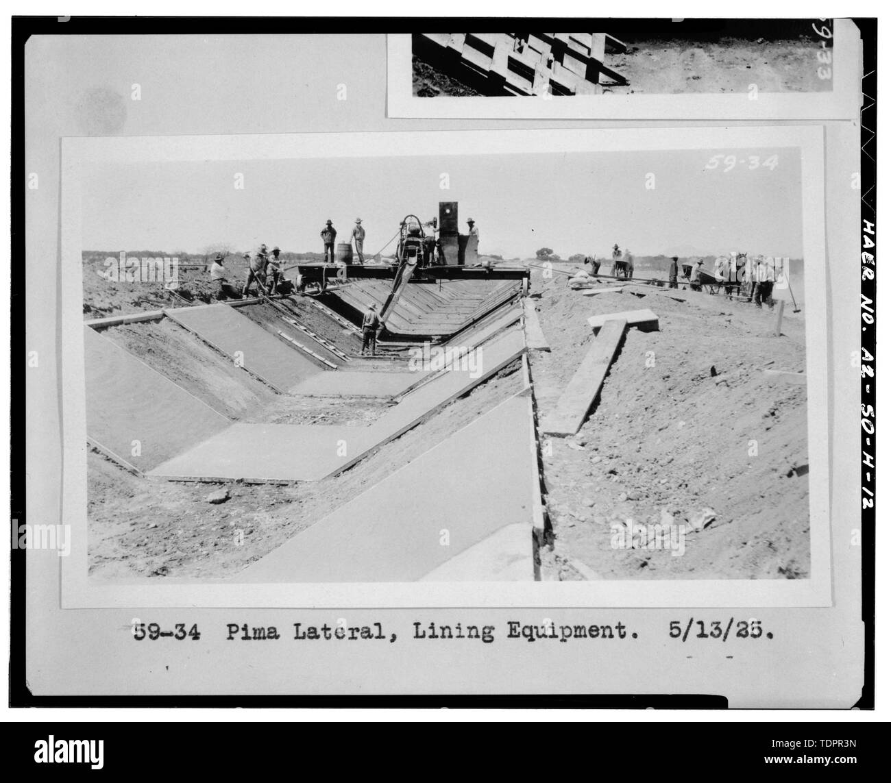 Photocopie de photographie. (Source- Département de l'intérieur. Bureau des affaires indiennes. Le Service d'Irrigation indiens. Rapport annuel de l'exercice 1925,. Tome I, le récit et les photographies, Irrigation District -4, la Californie et le Sud de l'Arizona, RG 75, entrée 655, Case 28, Archives nationales, Washington, DC.) Photographe inconnu. Doublure latérale de Pima, équipement, 5-13-25 - Projet d'Irrigation de San Carlos, Pima, latéral Canal principal à Sacaton Barrage, Coolidge, comté de Pinal, AZ Banque D'Images