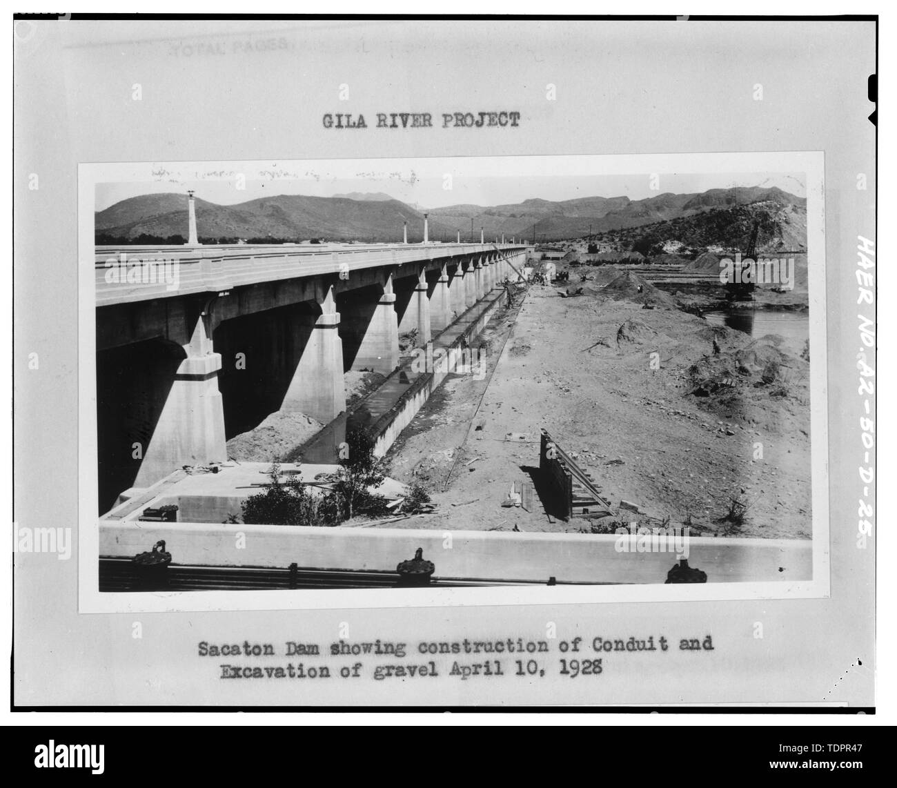 Photocopie de photographie. (Source- Département de l'intérieur. Bureau des affaires indiennes. Le Service d'Irrigation indiens. Rapport annuel, année financière 1928. Vol I. Irrigation District -4, la Californie et le Sud de l'Arizona, RG 75, BIA-Phoenix, Box 40, Archives nationales, Région du Sud-Ouest/Pacifique.) barrage SACATON MONTRANT LA CONSTRUCTION DE CONDUIT ET DE L'EXCAVATION DE GRAVIER, 10 avril 1928 - San Carlos, Projet d'Irrigation et barrage Sacaton, pont de la rivière Gila, T4S R6E S12-13, Coolidge, comté de Pinal, AZ Banque D'Images