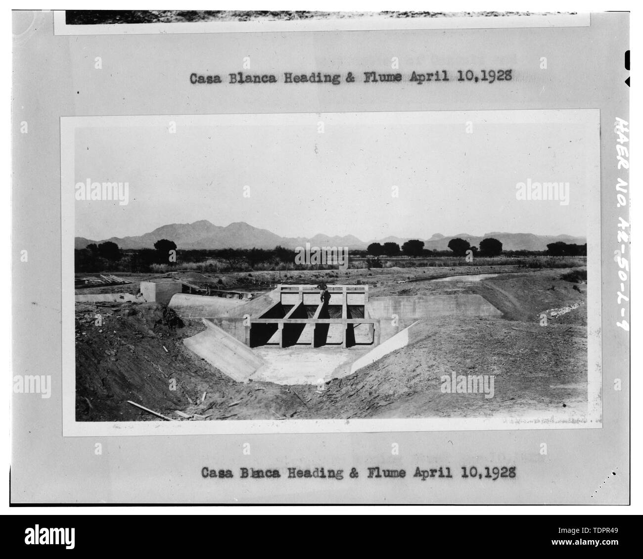 Photocopie de photographie. (Source- Département de l'intérieur. Bureau des affaires indiennes. Le Service d'Irrigation indiens. Rapport annuel, année financière 1928 Vol I. Irrigation District -4, la Californie et le Sud de l'Arizona, RG 75, BIA-Phoenix, Box 40, Archives nationales, Région du Sud-Ouest) Photographe inconnu. CASA BLANCA, LA POSITION DU CANAL ET DE CONVOYAGE, le 10 avril 1928 - Le projet d'Irrigation de San Carlos, Casa Blanca Canal, fleuve de Gila, Coolidge, comté de Pinal, AZ Banque D'Images