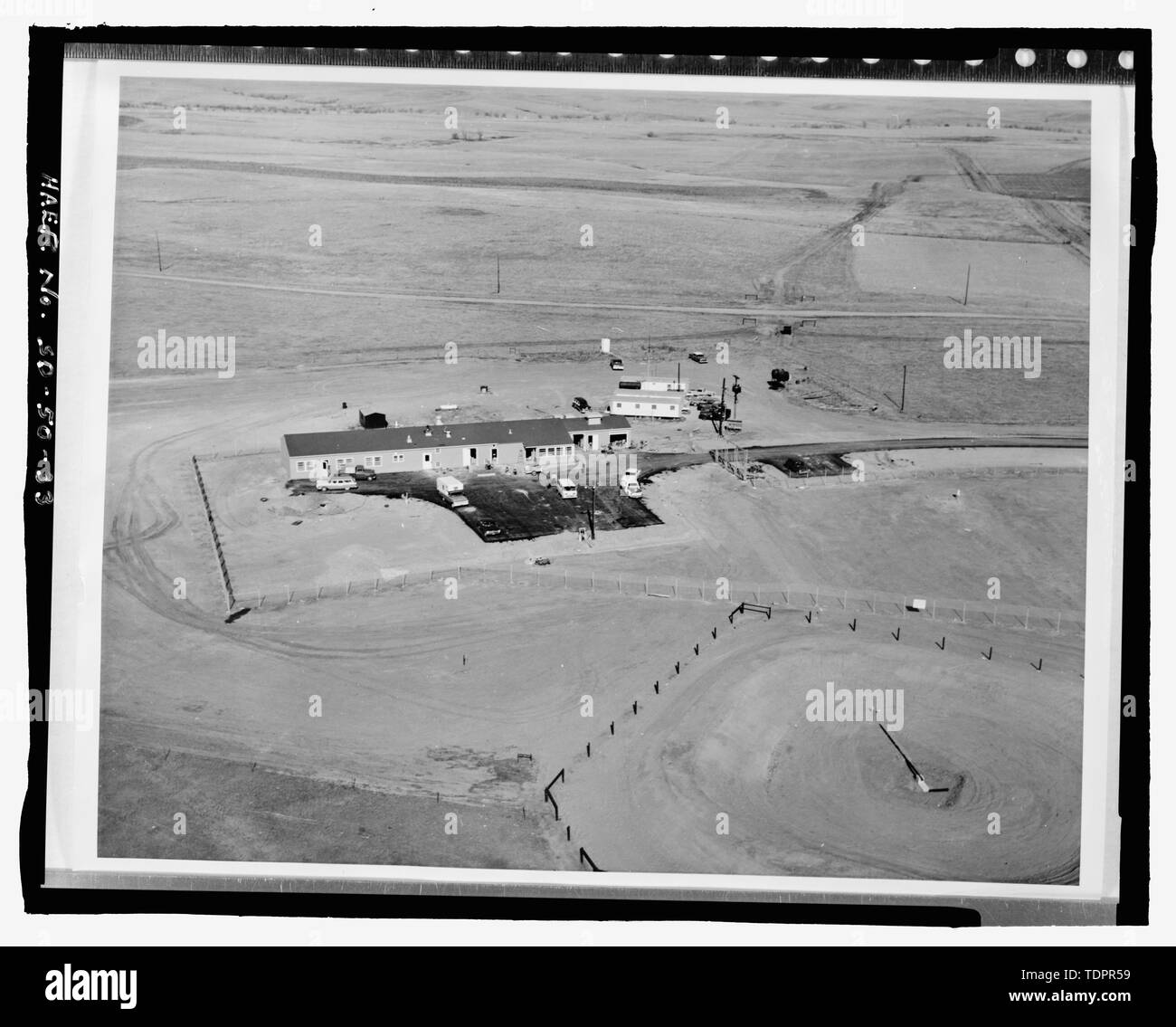 Photocopie de photographie (ca. 1962, de l'estampe originale en possession de l'Army Corps of Engineers, Ft. Belvoir, Virginie) Photographe inconnu. Vue aérienne du centre de contrôle de lancement en construction, le parking et route d'achevé, d'épuration en bas à droite - Ellsworth Air Force Base, Delta, Vol 10 km de rayon autour de la sortie 127 de l'Interstate 90, de l'intérieur, le comté de Jackson, SD ; Hess, Roise, entreprise et entrepreneur, Wegman-French, Lysa, émetteur ; Lyon, Robert, photographe ; Lauber, John F, historien Banque D'Images