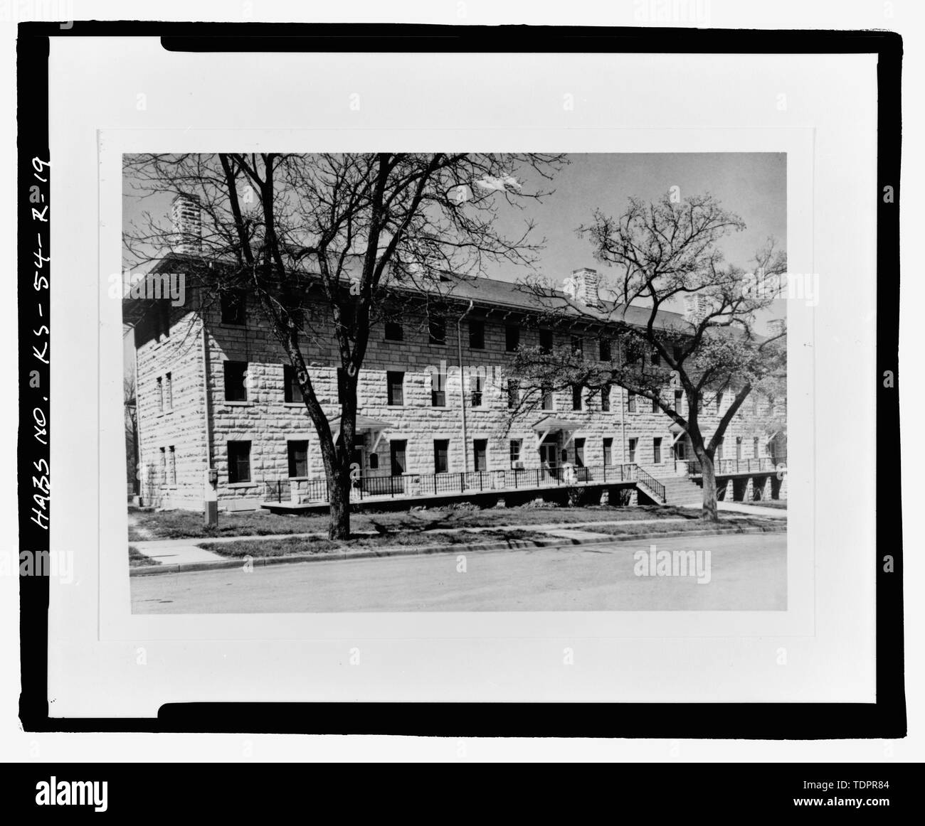 Photocopie de photographie (original en possession de US Cavalry Museum, Fort Riley, Kansas), 1968. Photographe - Frank Frasure. Vue de face - Fort Riley, Arnold, Arnold Hall Avenue, Riley, Riley Comté, KS ; Département de l'armée ; Arnold, Abraham Kerns ; Elliott ; Radiateur ; Société américaine étang, George E ; Sanders, Tom, photographe ; Fraser, Frank, photographe ; Rice, J L, photographe ; Shockley, Dennis M, historien Banque D'Images