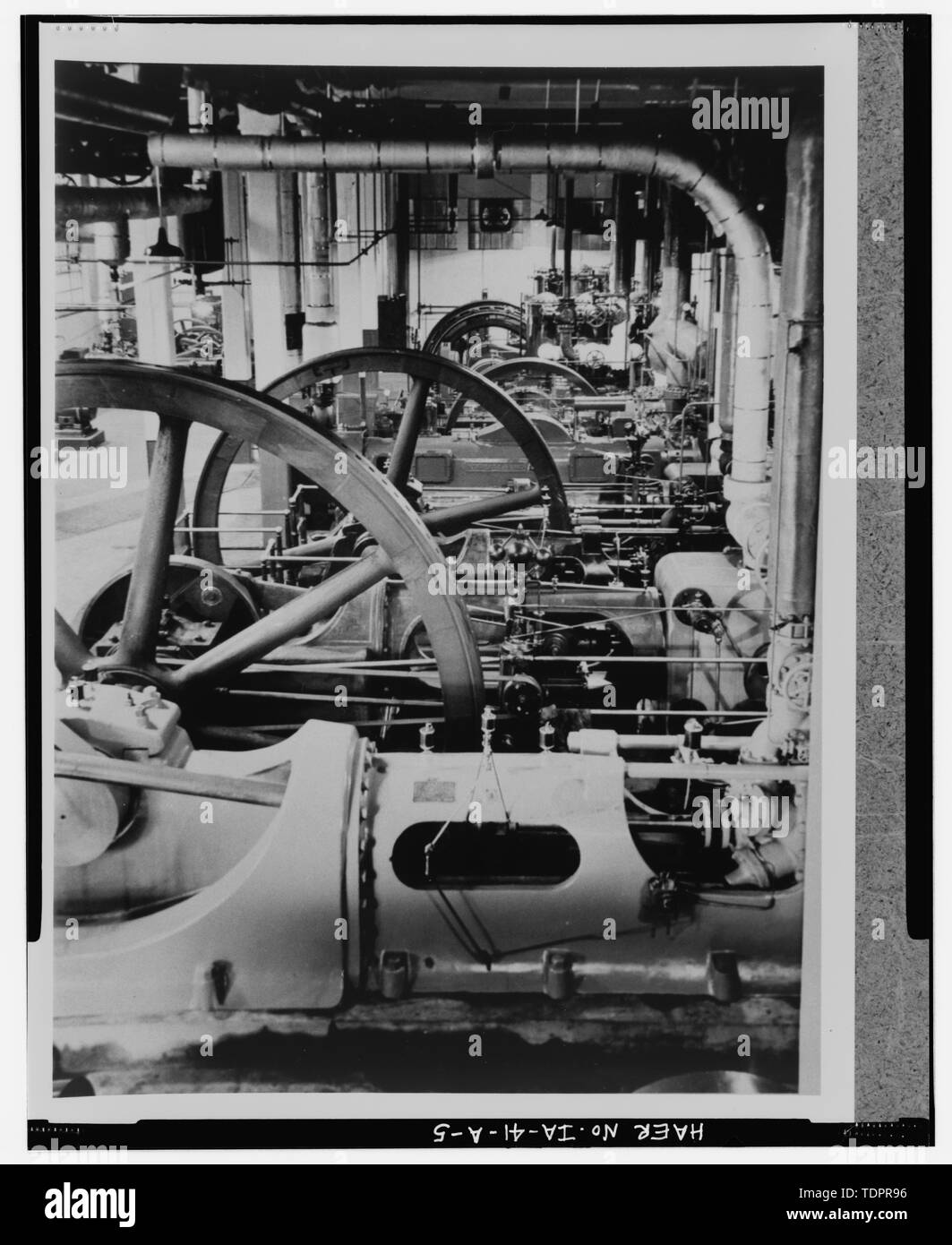 Photocopie de photographie datée du 1941 ; Torkel Korling, photographe ; Original en Rath collection à Iowa State University Libraries, Département des collections spéciales, Ames, Iowa ; classé sous- Rath Packing Company, de photographies imprimées, symbole M, Box 2 ; VUE SUR L'INTÉRIEUR DE LA SALLE DES COMPRESSEURS - Rath Packing Company, salle des machines, la rue Sycamore entre Elm et dix-huitième rue, Waterloo, Black Hawk Comté, IA Banque D'Images