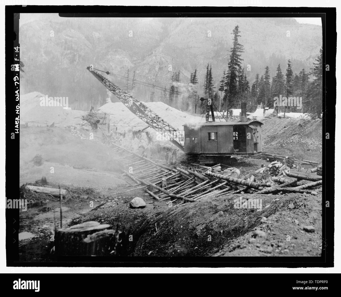 Photocopie de photographie, photographe inconnu, 1 juillet 1911 (tirage original situé au U.S. Bureau of Reclamation La Colombie-Britannique Bureau de zone, Yakima (Washington). LIDGERWOOS-EXCAVATRICE CRAWFORD AU TRAVAIL SUR LA TRANCHÉE DE SORTIE DE STA. 22-00 MONTRANT DUMP SUR LA DROITE, et vieille rivière CANAL SUR LA GAUCHE AU PREMIER PLAN. Photo prise PRÈS DE LA RÉFÉRENCE. 24-00 - NORD À Kachess Barrage, Canal d'entrée, la rivière Kachess, 1,5 milles au nord de l'Interstate 90 , Easton, comté de Kittitas, WA Banque D'Images