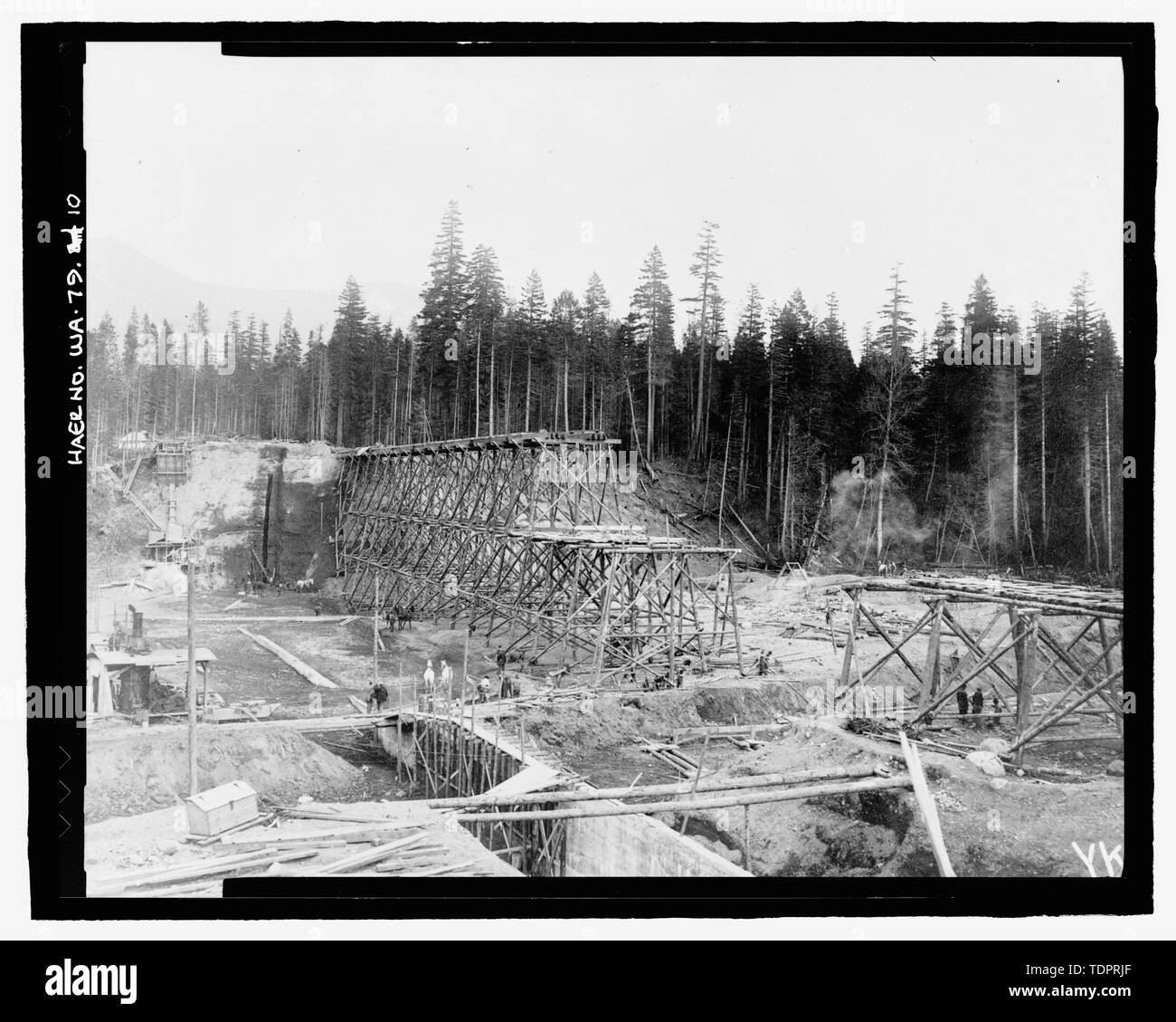 Photocopie de photographie, photographe inconnu, 26 avril 1912 (tirage original situé au U.S. Bureau of Reclamation La Colombie-Britannique Bureau de zone, Yakima (Washington). TRESTLE À UTILISER DANS LE TRAITEMENT DES MATÉRIAUX de remblai, montre également la hauteur de remplir la tranchée de coupure, LA COUPURE TRANCHÉE ET CORE-MUR EN TRANCHÉE À LA COLLINE est de DAM - Kachess Barrage, rivière Kachess, 1,5 milles au nord de l'Interstate 90 , Easton, comté de Kittitas, WA ; Avery, Christine, émetteur Banque D'Images