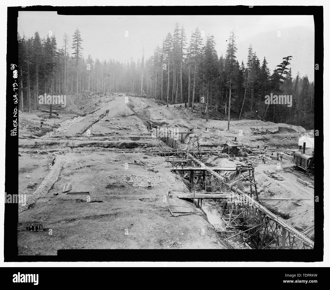 Photocopie de photographie, photographe inconnu, 30 septembre 1911 (tirage original situé au U.S. Bureau of Reclamation La Colombie-Britannique Bureau de zone, Yakima (Washington). Vue générale de l'EMPLACEMENT DU BARRAGE PRISES À PARTIR DE LA RIVE EST MONTRANT TRESTLE POUR BÉTON-mur, de chevalets pour BARRAGE BÉTONNAGE CONDUIT, POUR L'EXCAVATION DE VITRÉ ET EN PREMIER PLAN SUR LA PARTIE GAUCHE DE MÊME TERMINÉ - Kachess Barrage, rivière Kachess, 1,5 milles au nord de l'Interstate 90 , Easton, comté de Kittitas, WA ; Avery, Christine, émetteur Banque D'Images