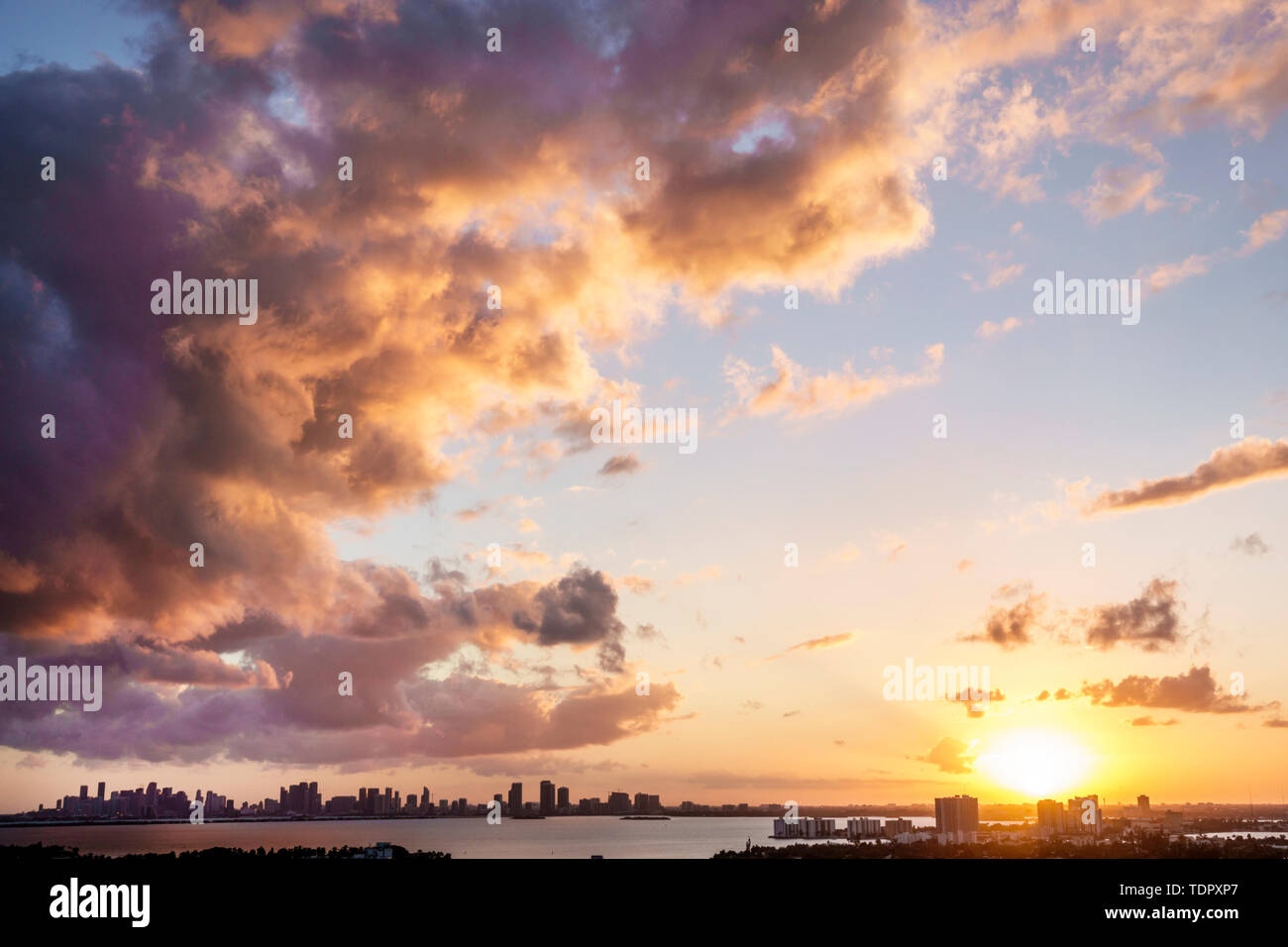 Miami Florida,Biscayne Bay eau,centre ville ligne d'horizon, gratte-ciel gratte-ciel hauteur gratte-ciel bâtiment bâtiments bâtiments, nuages,front d'orage,coucher de soleil,jet,ref Banque D'Images