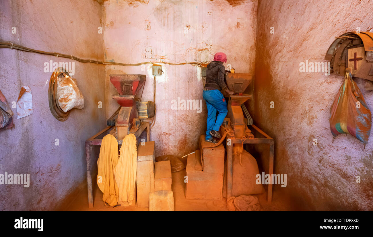 Femme au travail sur un moulin à poivre au marché Medeber ; Asmara, Érythrée, Région du Centre Banque D'Images