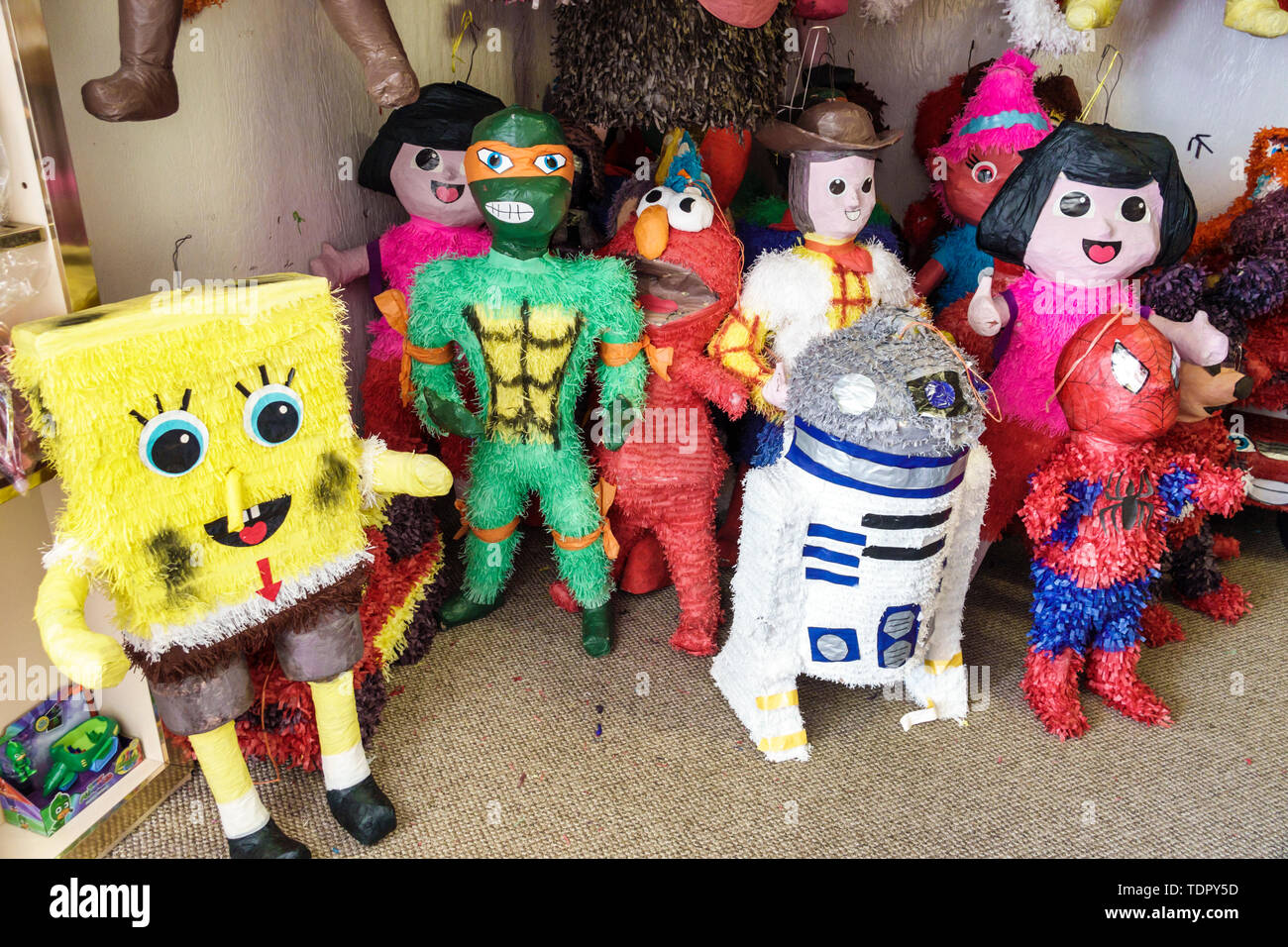 Florida Immokalee,Mimi's Pinatas & Party Rentals,Inside party store display sale,animation de personnages de dessins animés SpongeBob Dora Elmo Spide Banque D'Images