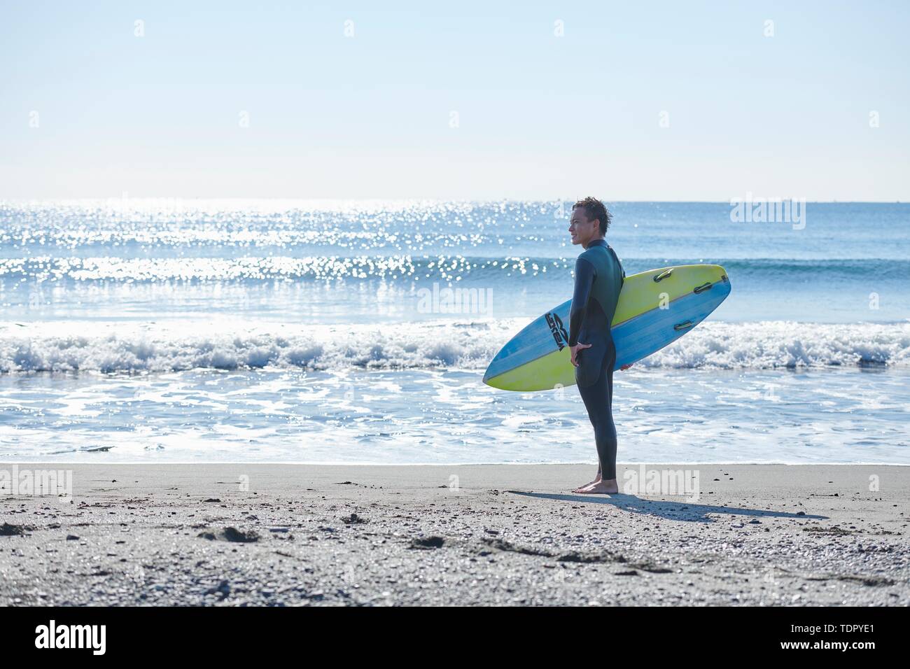 Surfeur japonais à la plage Banque D'Images