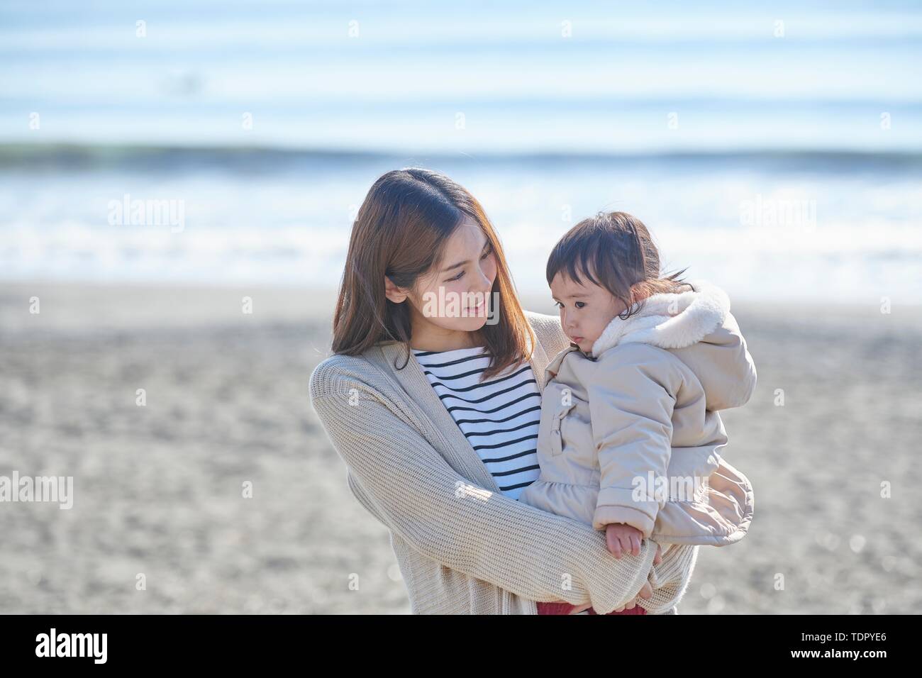 Kid japonais avec la mère à la plage Banque D'Images